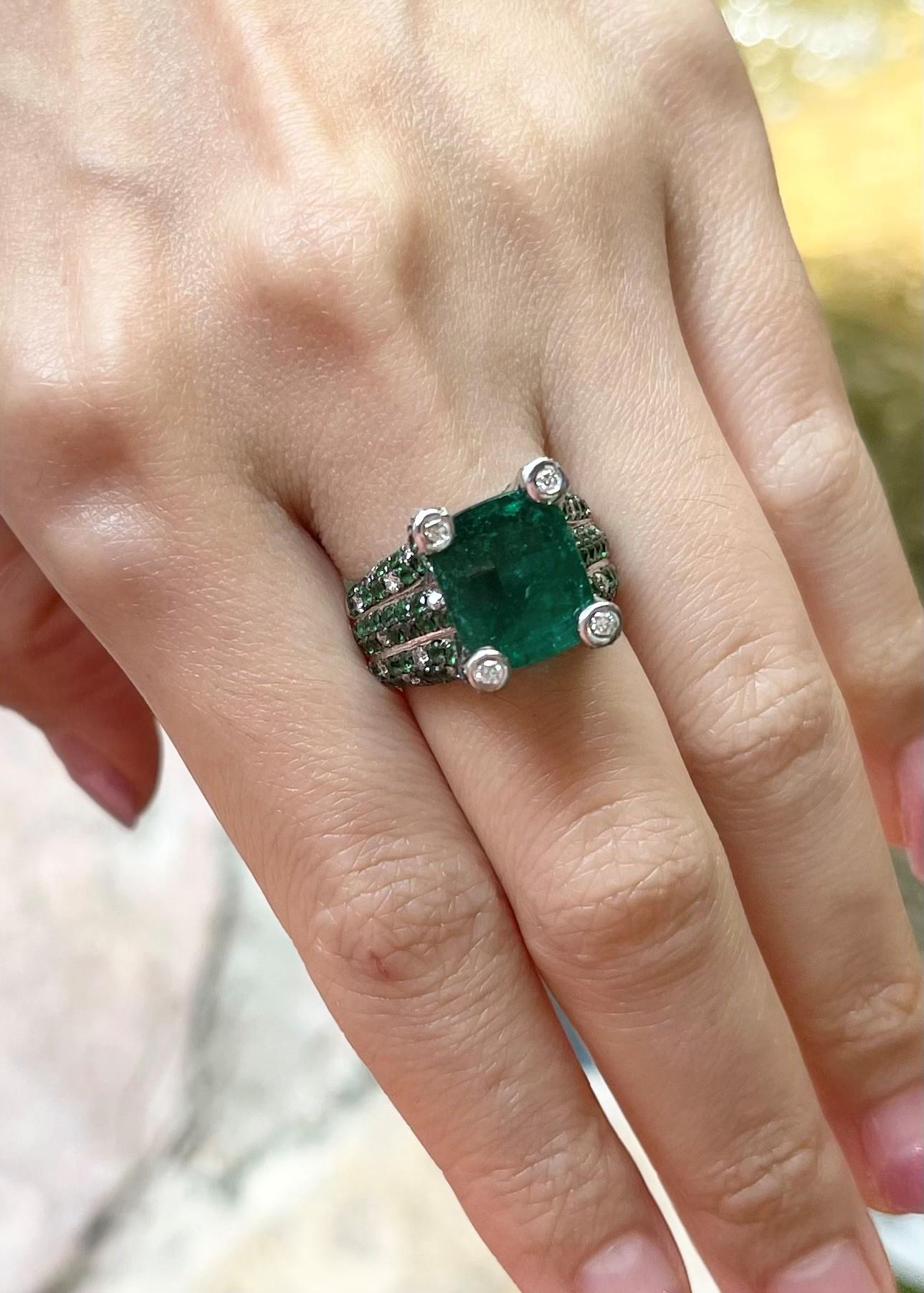 Ring mit Smaragd mit Tsavorit und Diamant in 18 Karat Weißgold Fassungen (Zeitgenössisch) im Angebot