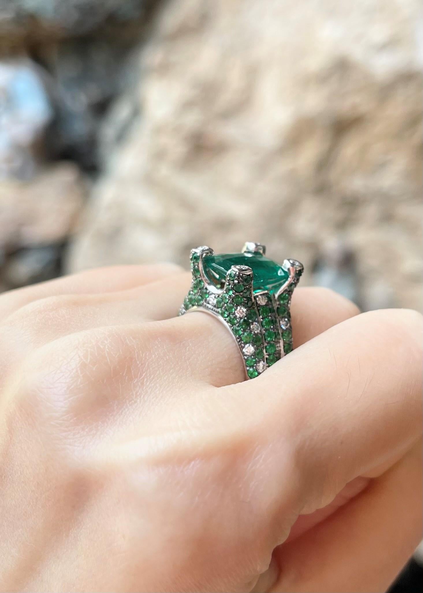 Ring mit Smaragd mit Tsavorit und Diamant in 18 Karat Weißgold Fassungen (Gemischter Schliff) im Angebot