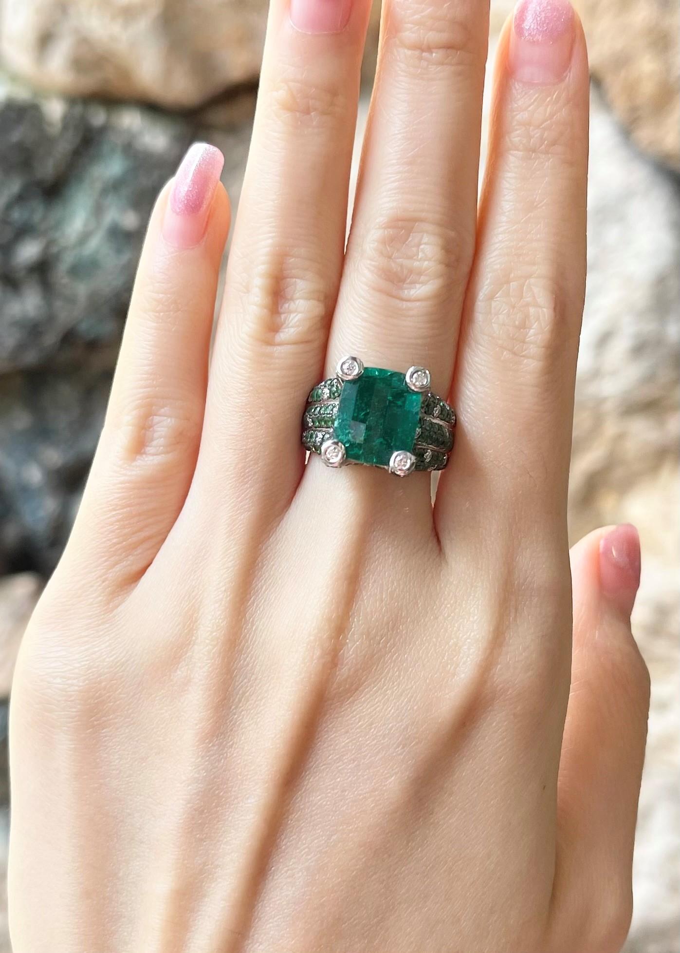 Ring mit Smaragd mit Tsavorit und Diamant in 18 Karat Weißgold Fassungen im Zustand „Neu“ im Angebot in Bangkok, TH
