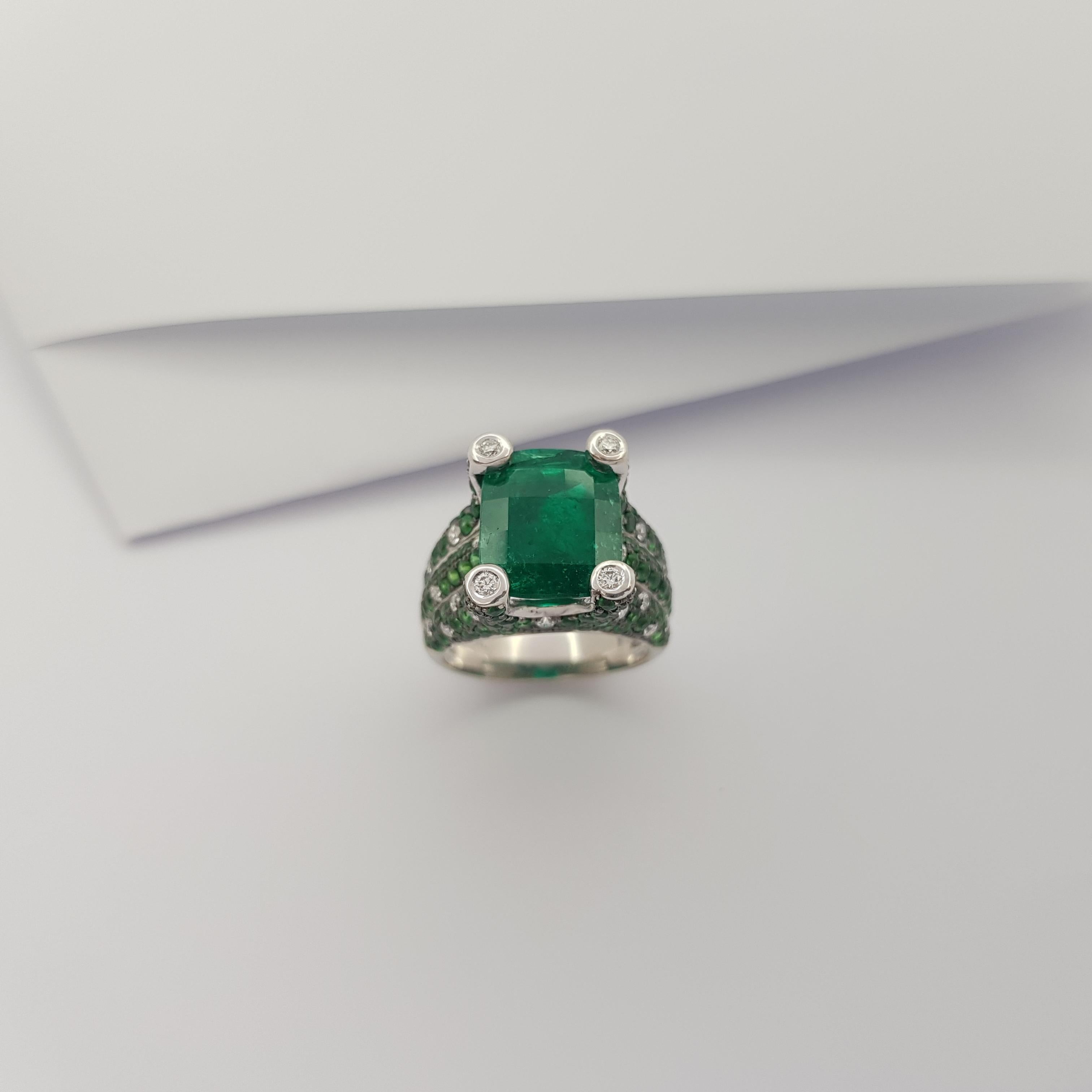 Ring mit Smaragd mit Tsavorit und Diamant in 18 Karat Weißgold Fassungen im Angebot 2