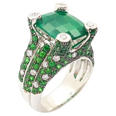 Ring mit Smaragd mit Tsavorit und Diamant in 18 Karat Weißgold Fassungen
