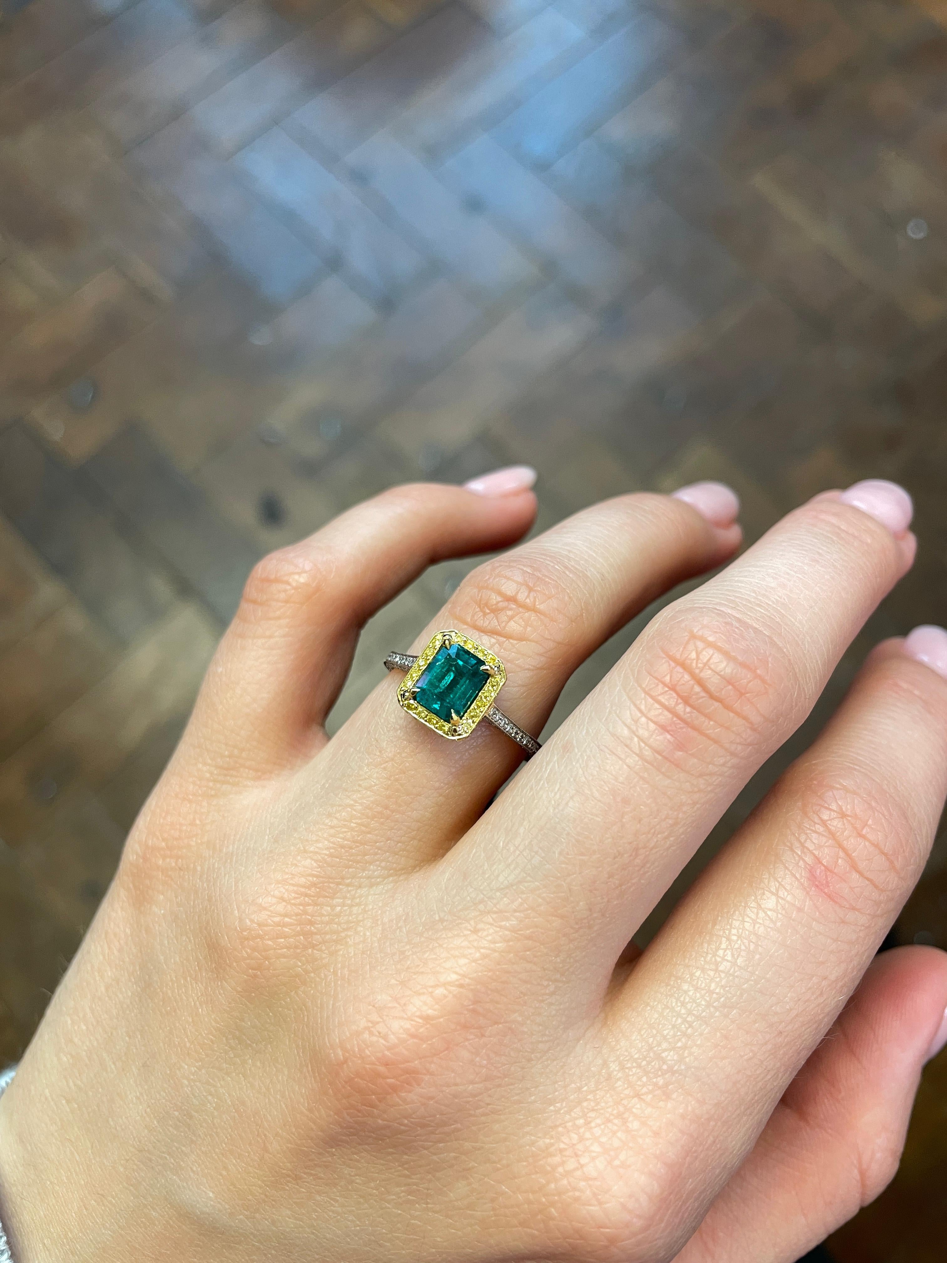 Smaragd Gelber Diamant Cluster Platin Ring im Angebot 4