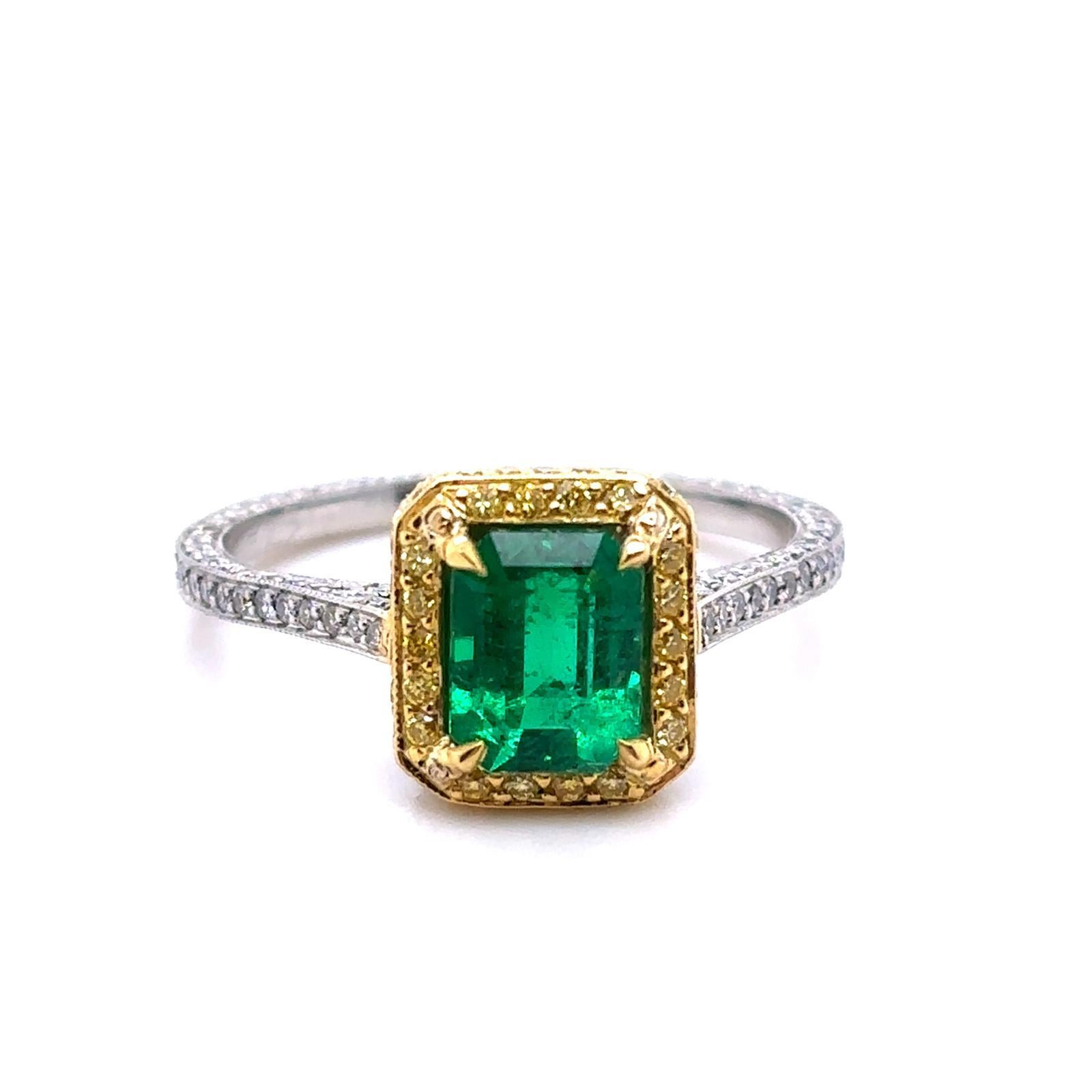 Ein Platinring mit Smaragd und gelbem Diamanten

Dieser Ring ist in der Mitte mit einem Smaragd von 0,88 Karat im Smaragdschliff besetzt, der eine satte, tiefgrüne Farbe hat.
Diesem Stein liegt ein Zertifikat des Gemmological Certification Services,