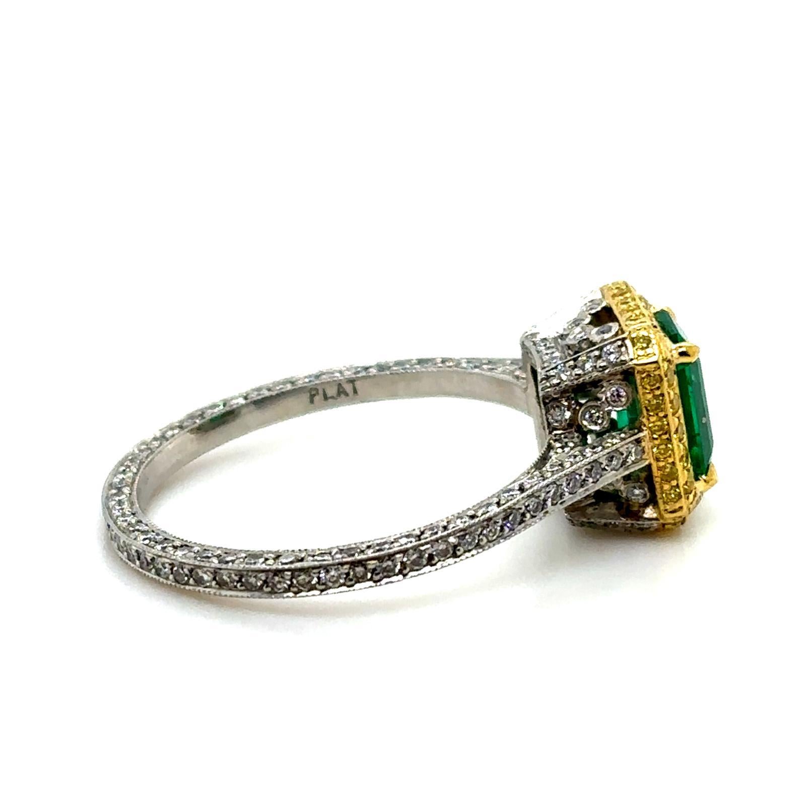 Smaragd Gelber Diamant Cluster Platin Ring im Zustand „Gut“ im Angebot in London, GB