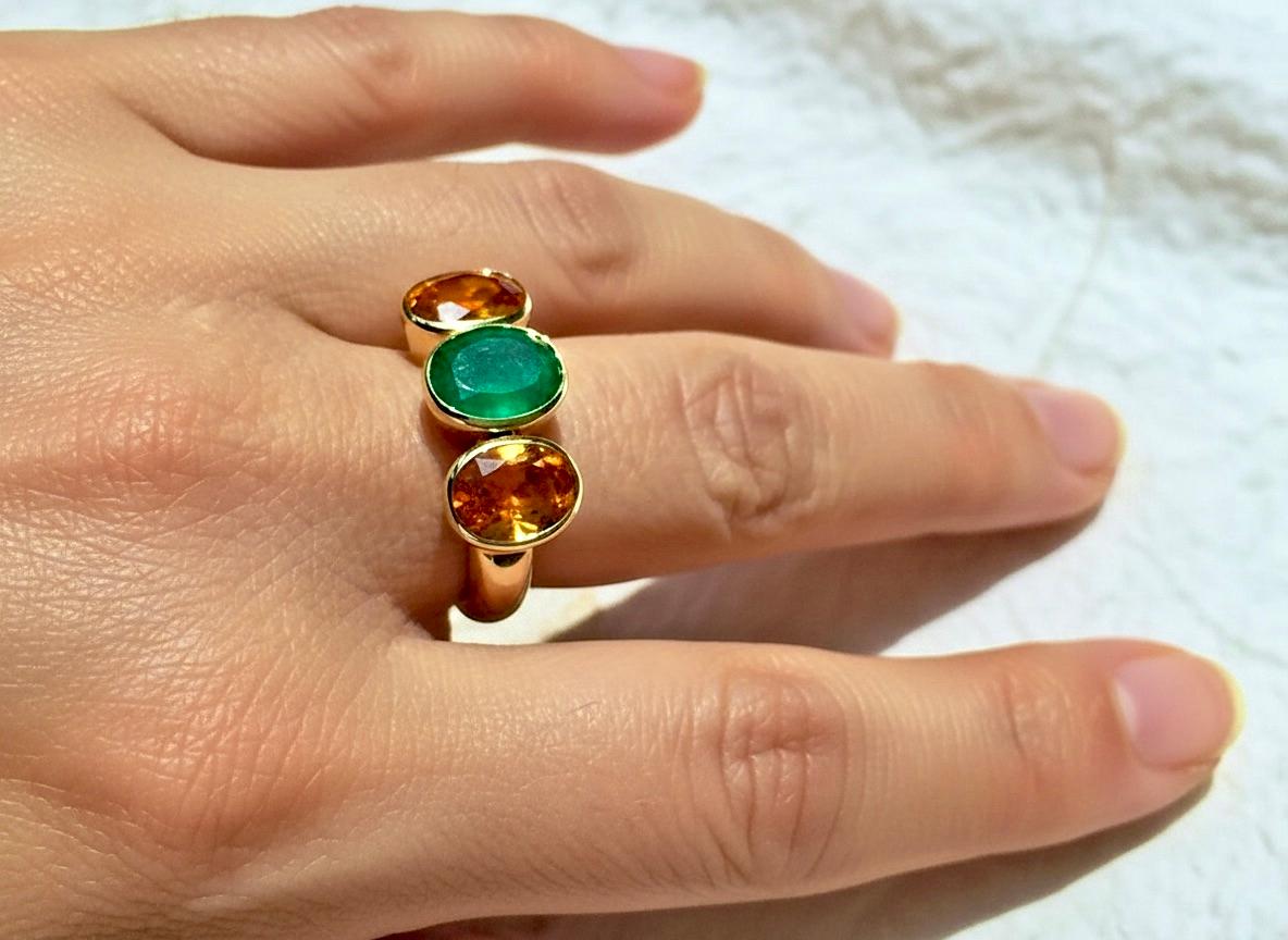 STUNNING natürlichen gelben Saphir und natürlichen kolumbianischen Smaragd Drei-Stein-Verlobungsring. Fassung aus 18 Karat Gelbgold. 
Mittelsteine: Natürlicher ovaler Smaragd
Farbe/Klarheit Smaragd: Feines AAA-Intensives Mittelgrün /Sehr