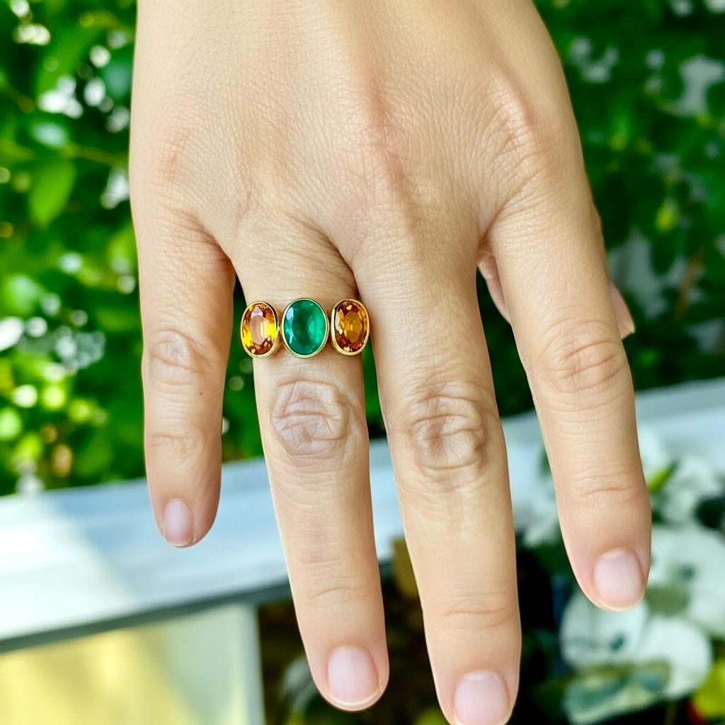 Dreisteinring mit Saphir und Smaragd aus 18 Karat Gold (Ovalschliff) im Angebot