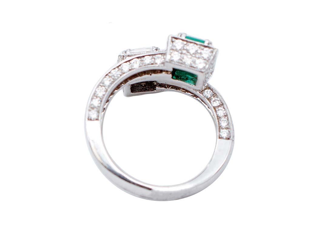 Retro Emerald, Diamonds, 14 Karat White Gold Contrarié Ring For Sale