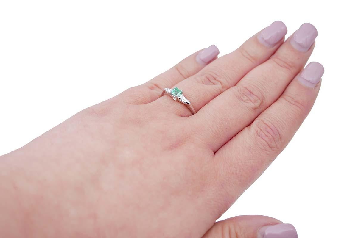 Ring aus 14 Karat Weißgold mit Smaragd, Diamanten im Zustand „Gut“ im Angebot in Marcianise, Marcianise (CE)