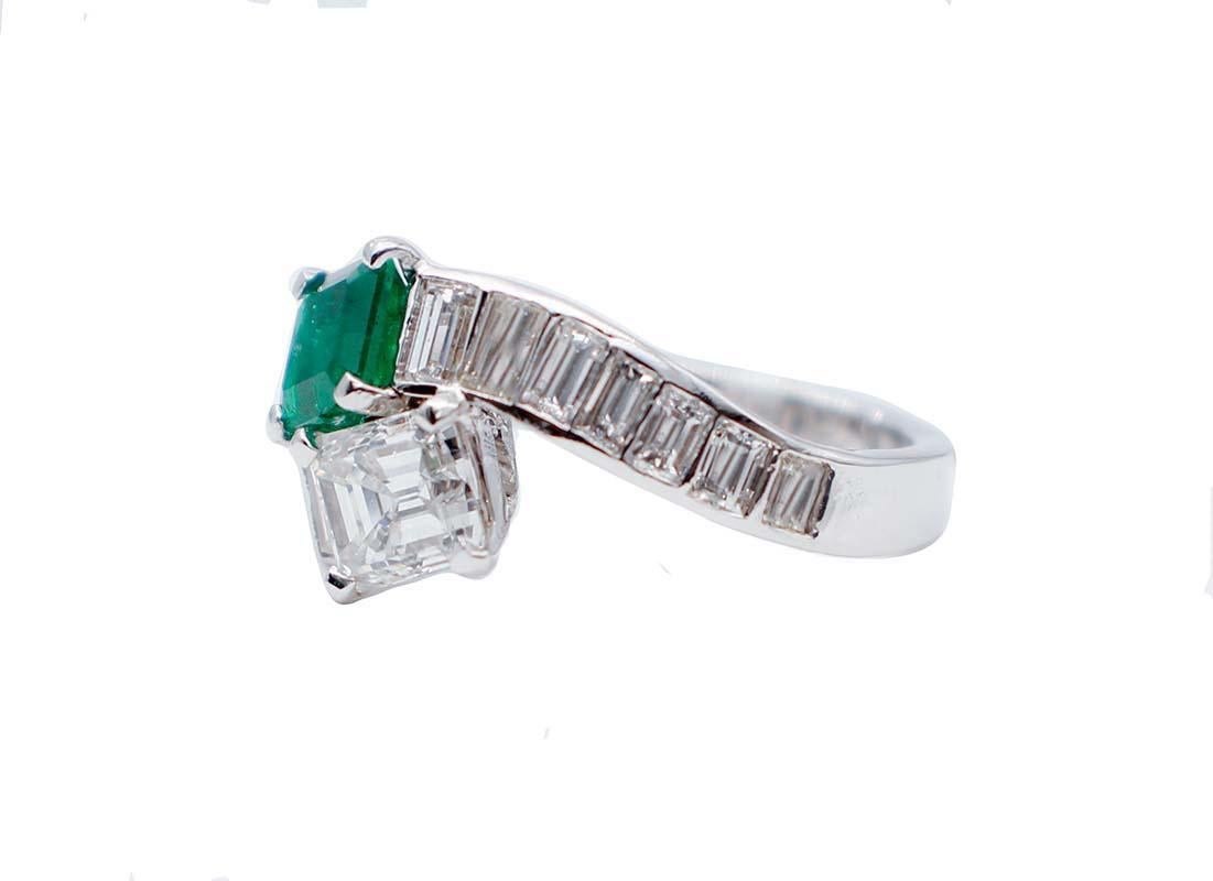 Amazing contrarié ring in 18 karat white gold structure mounted with an emerald and a diamond on the upper part and, laterally, baguette-cut diamonds.
Diamond 1.00 ct - 6 mm x 5 mm
Baguette Diamonds 1.31 ct
Emerald 0.93 ct - 6 mm x 5 mm
Total Weight
