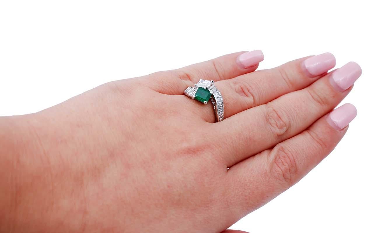 Emerald, Diamonds, 18 Karat White Gold Contrarié Ring In Good Condition For Sale In Marcianise, Marcianise (CE)