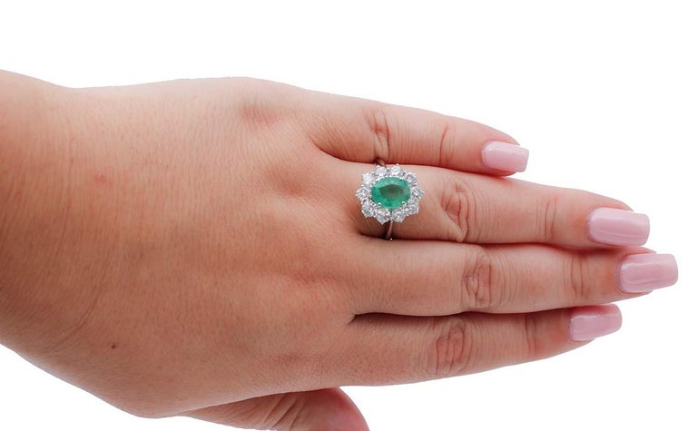 Emerald, Diamonds ,18 Karat White Gold Modern Ring In Good Condition For Sale In Marcianise, Marcianise (CE)