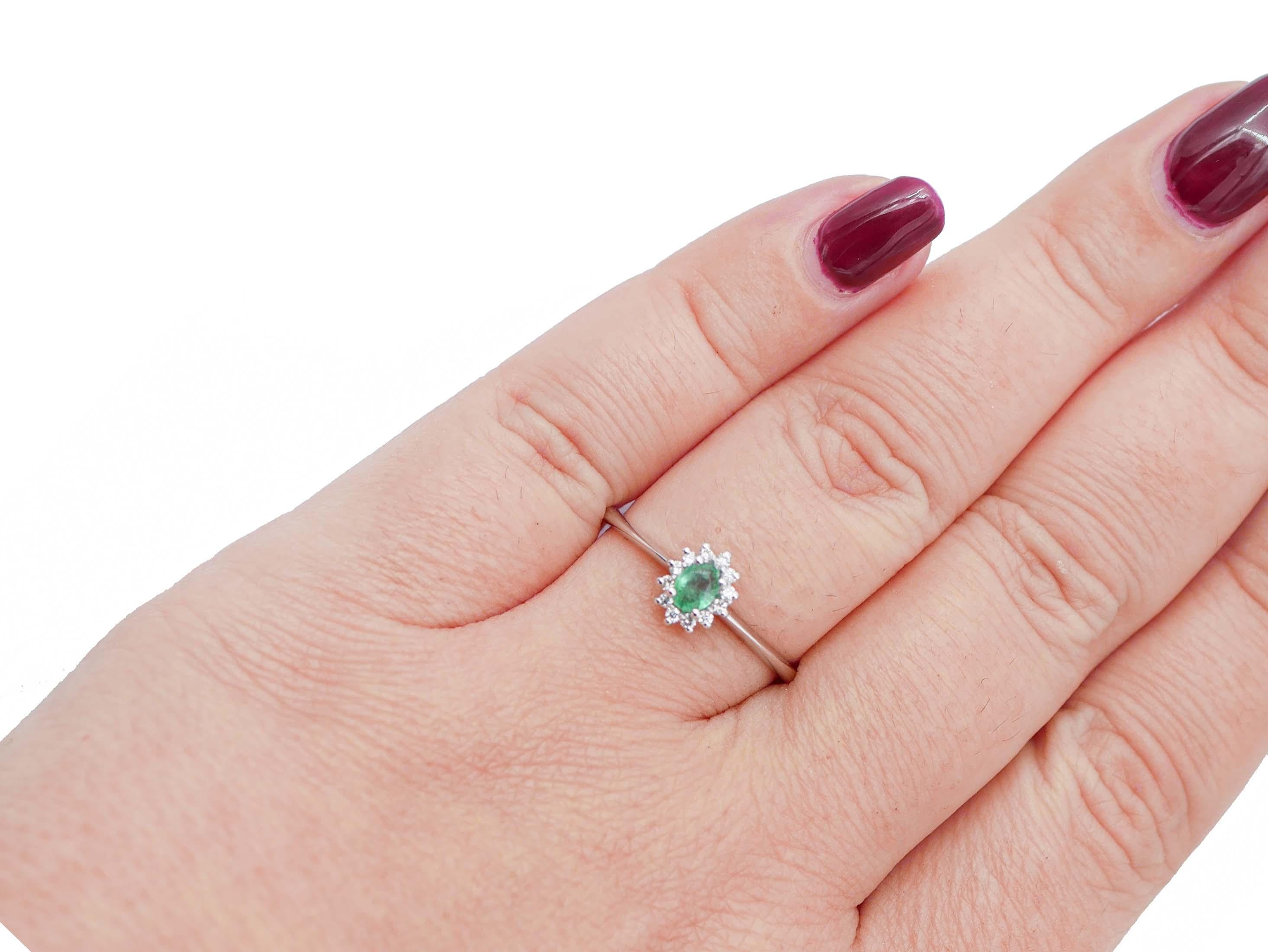 Women's Emerald, Diamonds, 18 Karat White Gold Modern Ring For Sale