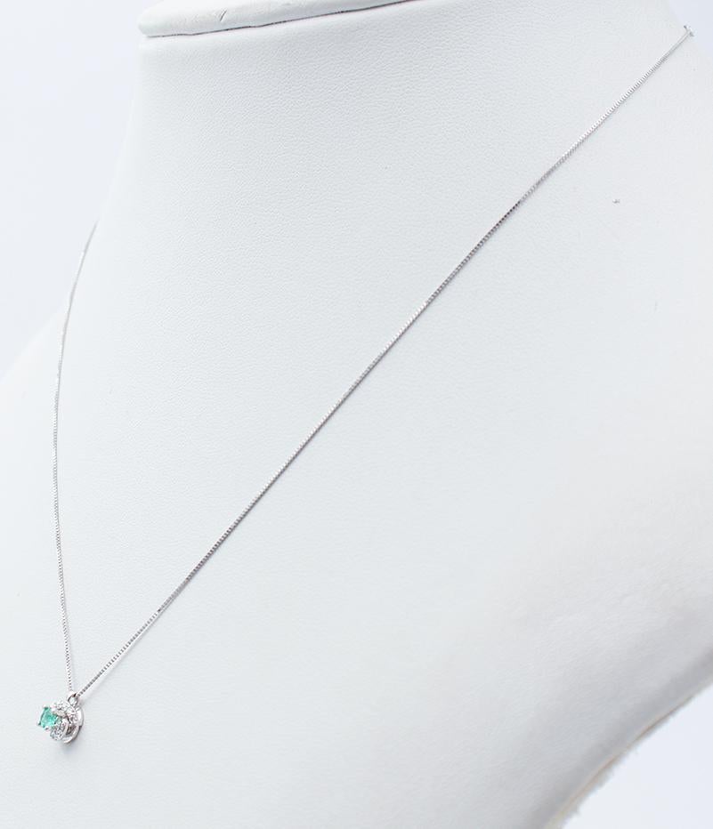 Modern Emerald, Diamonds, 18 Karat White Gold Pendant Necklace For Sale