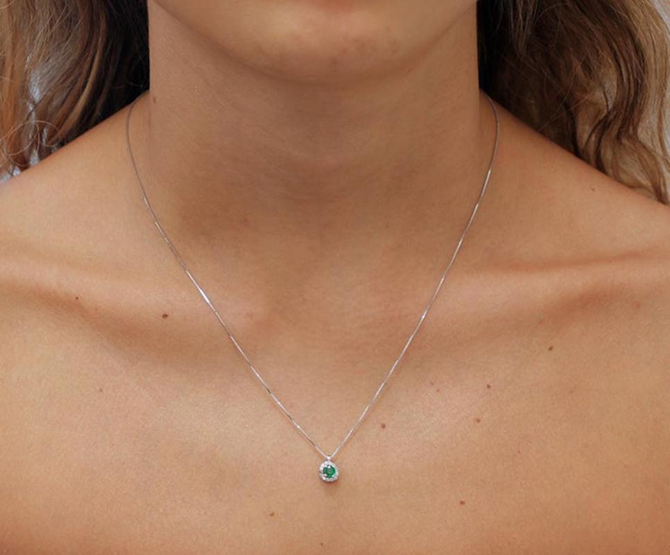 Women's Emerald, Diamonds, 18 Karat White Gold Pendant Necklace For Sale