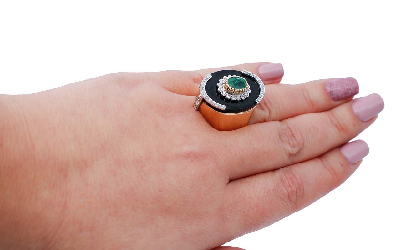 Emerald, Diamonds, Onyx, 14 Karat Rose and White Gold Ring In Good Condition For Sale In Marcianise, Marcianise (CE)