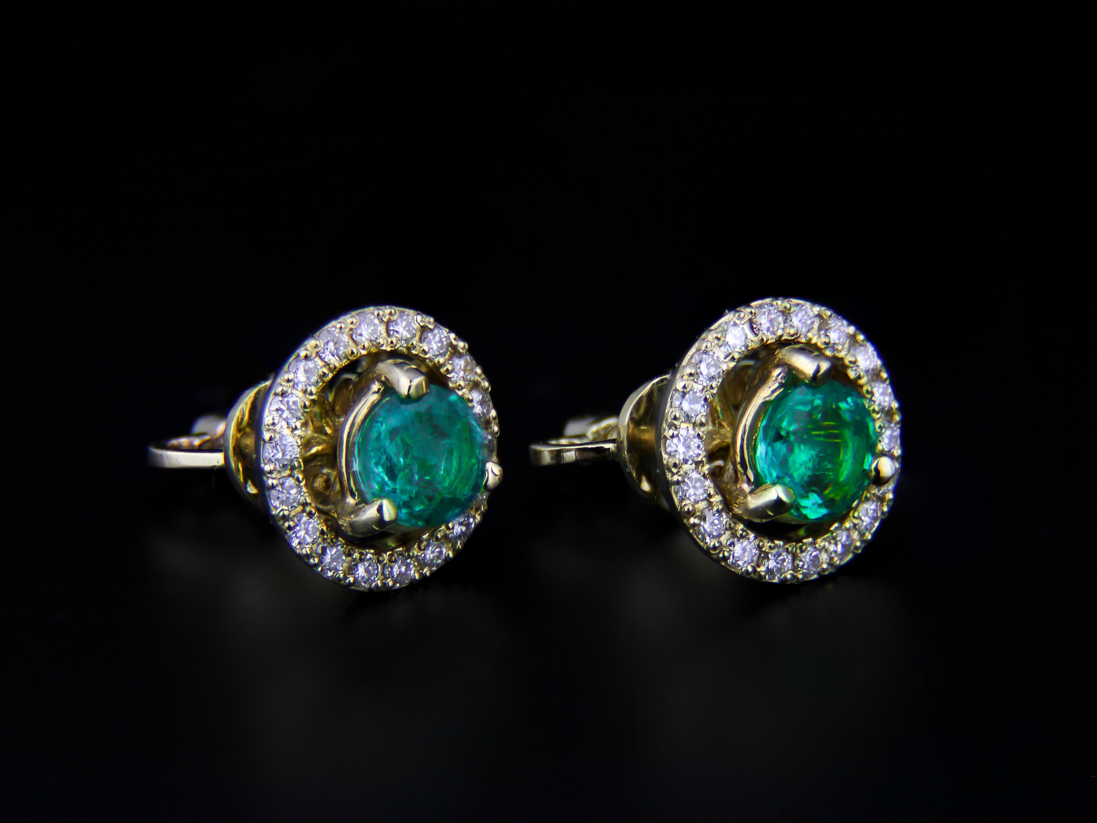 Modern Emeralds 14k gold earrings studs. For Sale