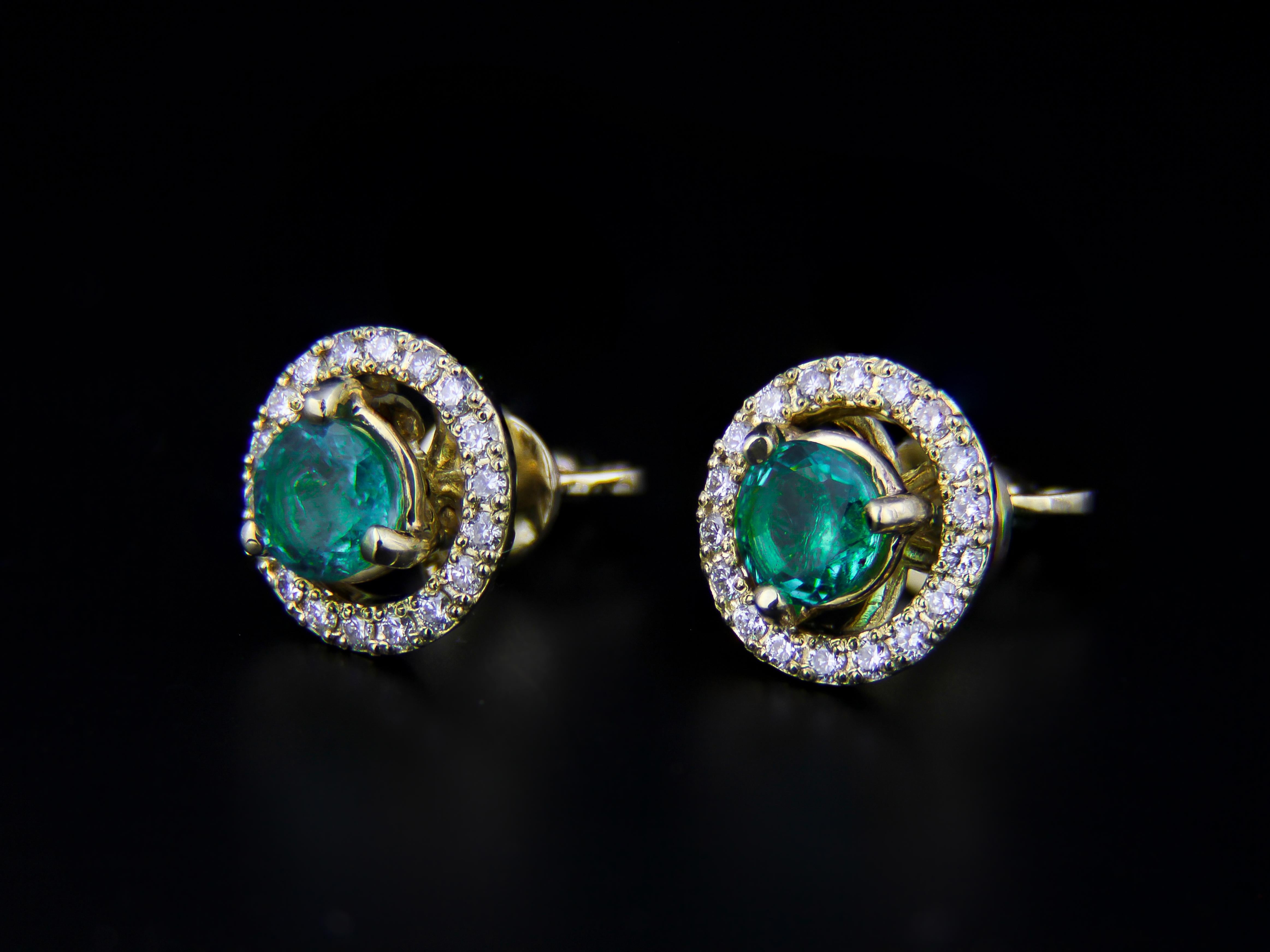 Round Cut Emeralds 14k gold earrings studs. For Sale
