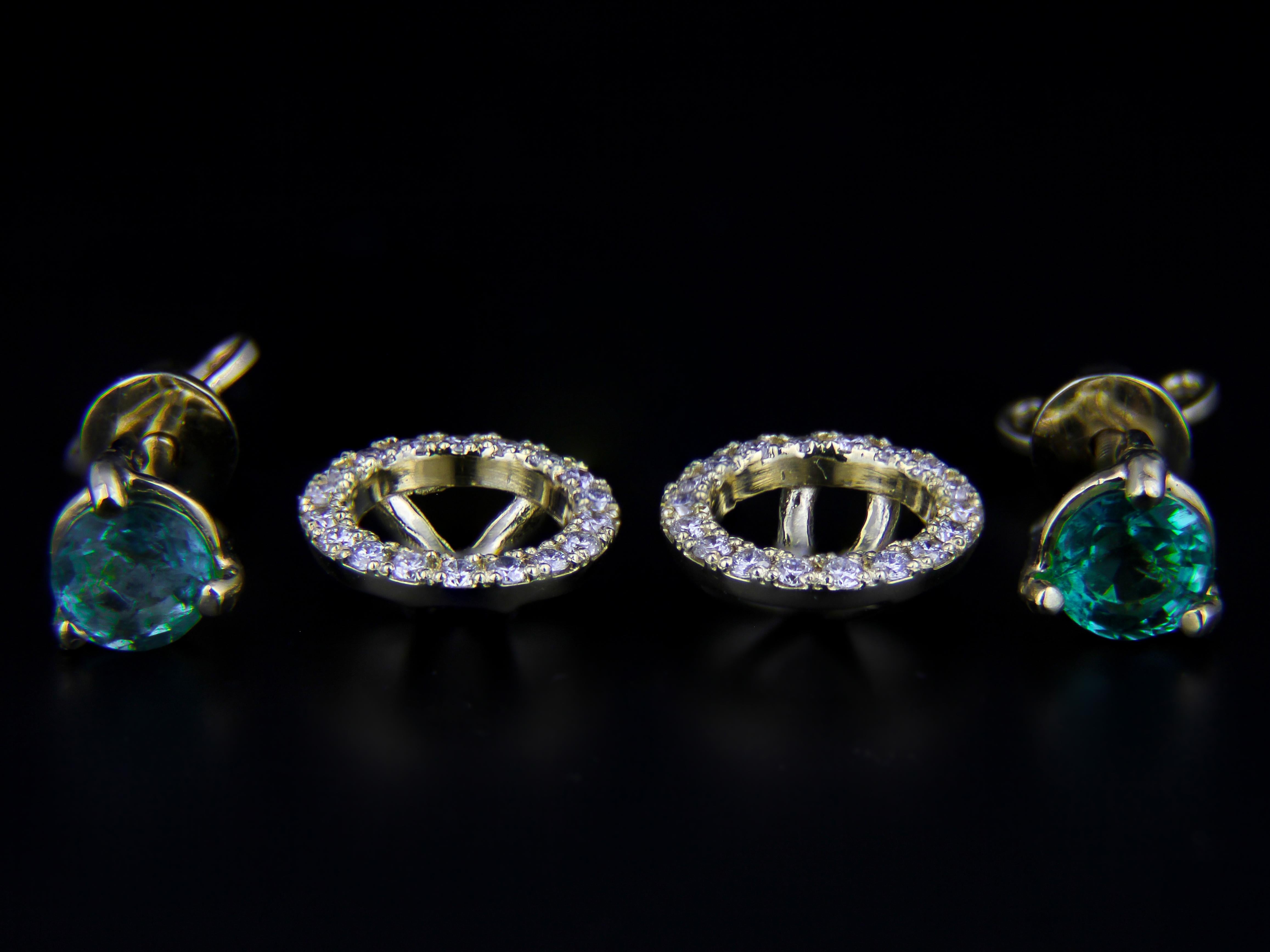 Emeralds 14k gold earrings studs. In New Condition For Sale In Istanbul, TR