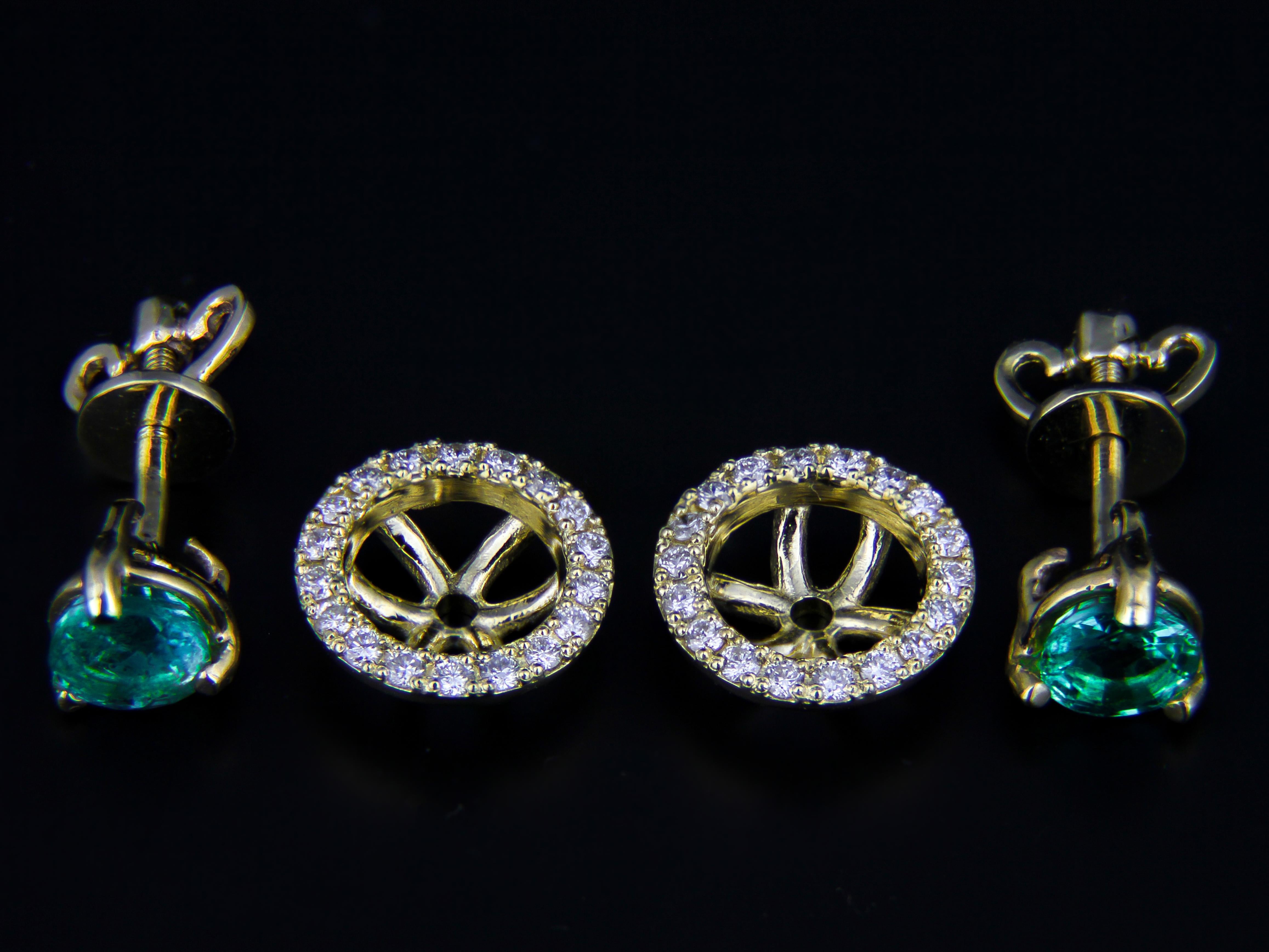 Women's Emeralds 14k gold earrings studs. For Sale
