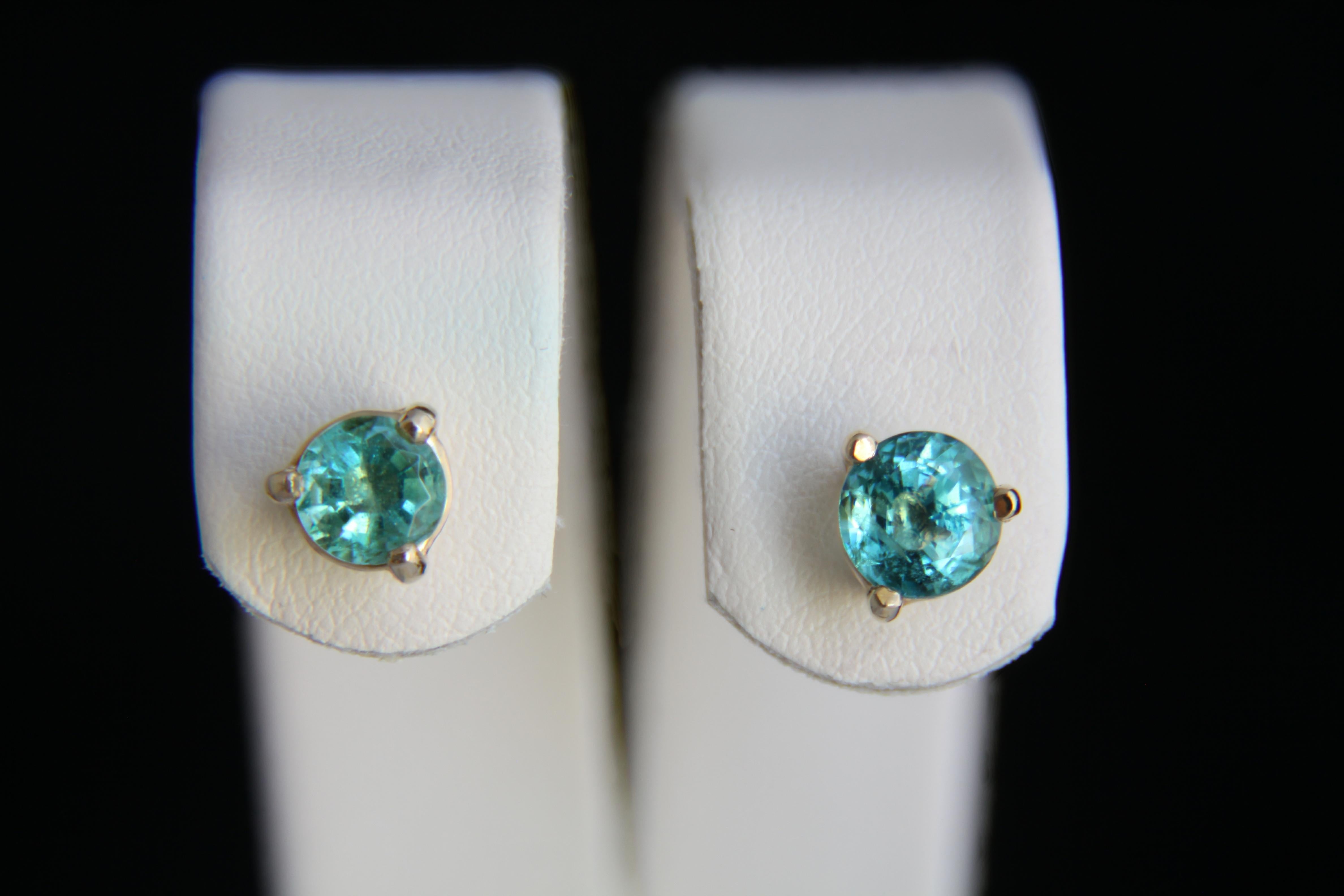 Emeralds 14k gold earrings studs. For Sale 1