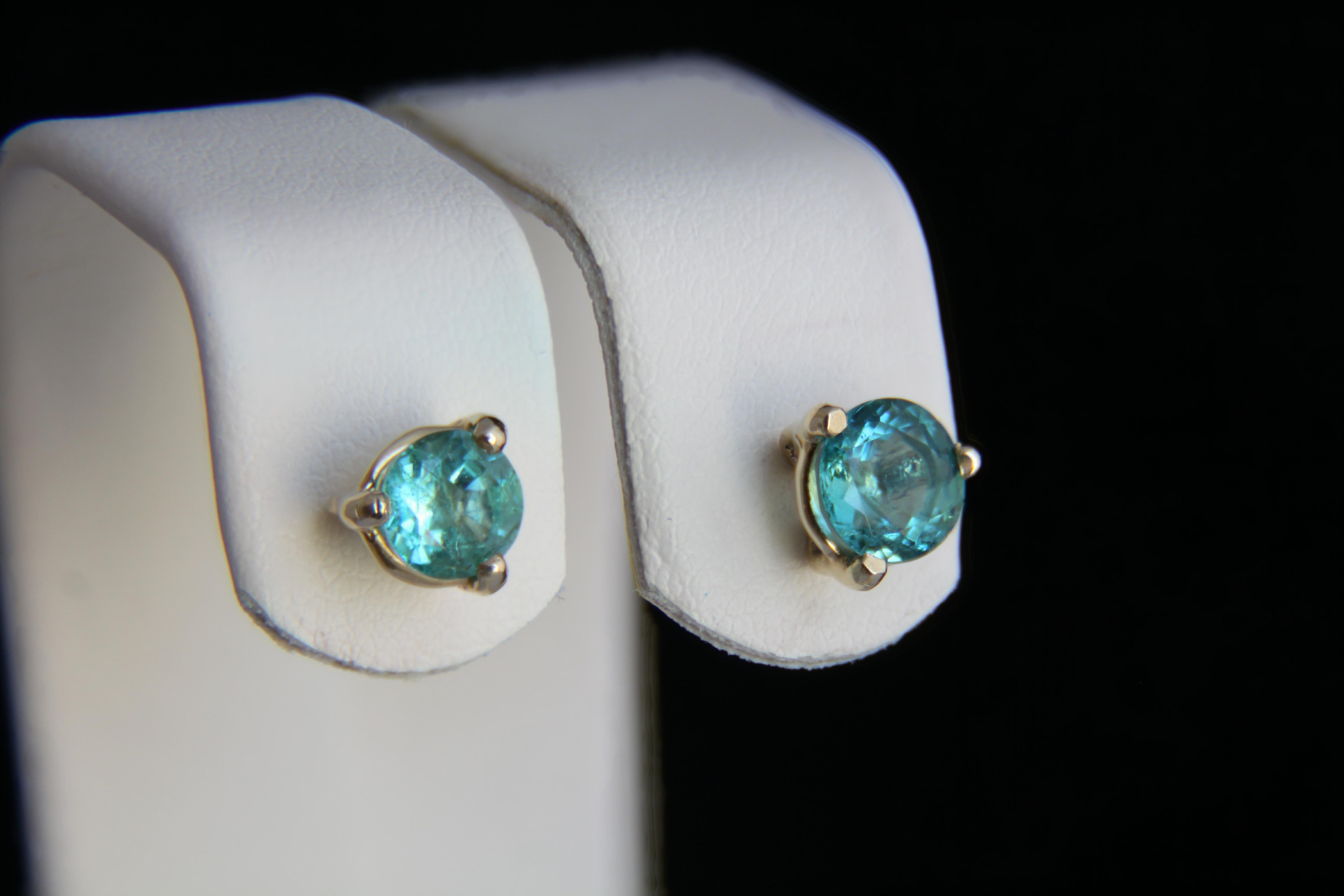 Emeralds 14k gold earrings studs. For Sale 2