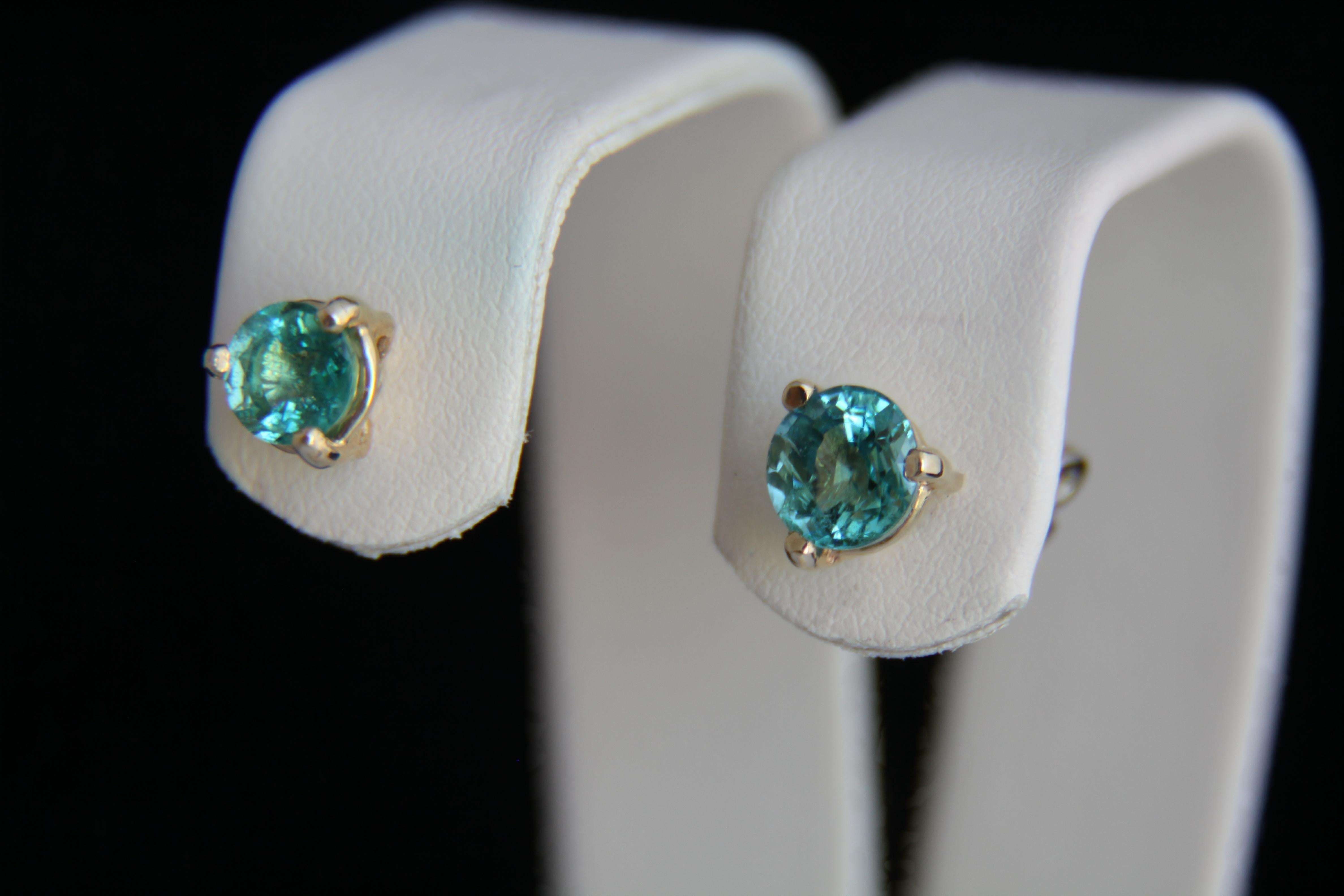 Emeralds 14k gold earrings studs. For Sale 3