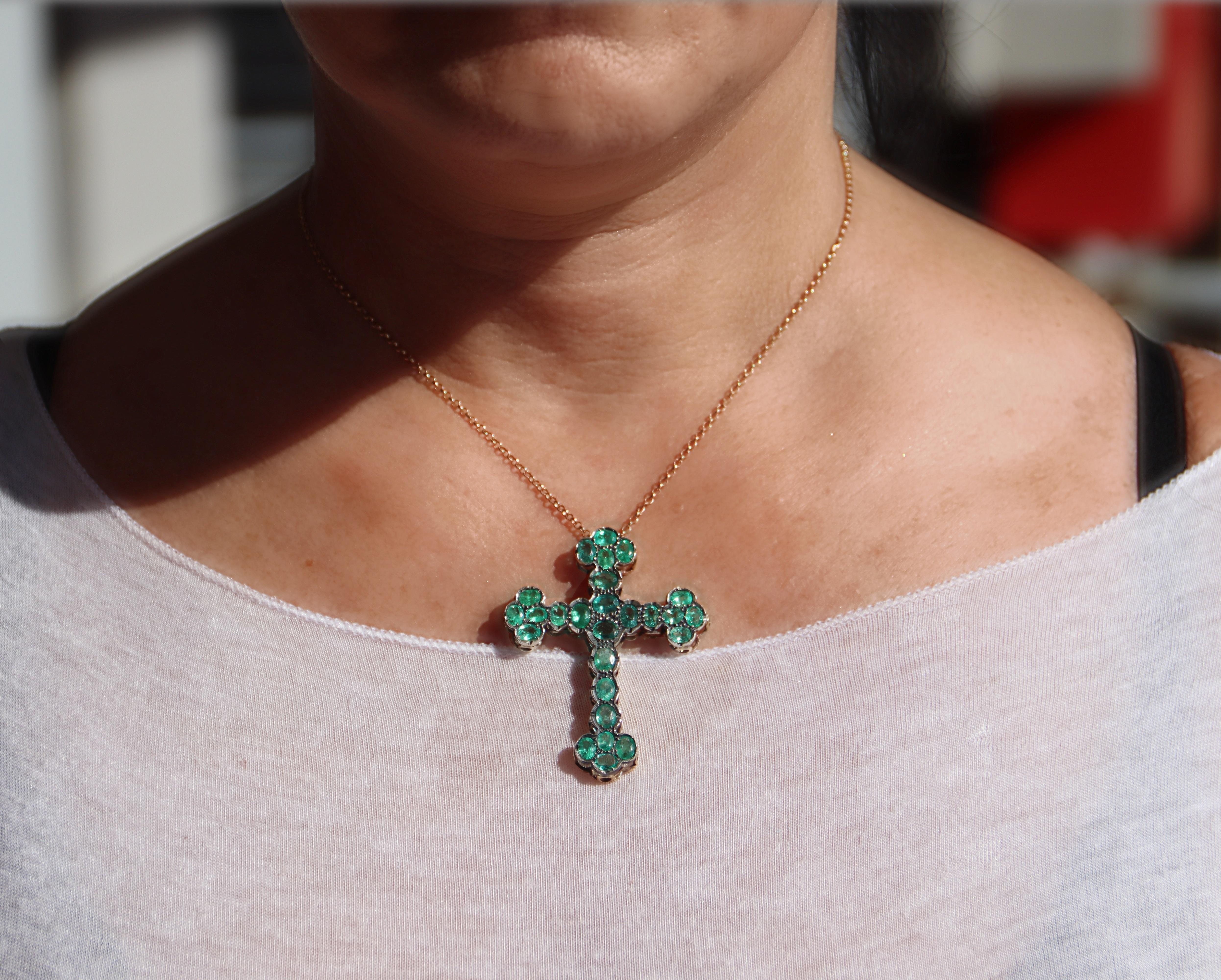 da uomo o donna Collana con ciondolo a croce in oro giallo 9-14 Kt con smeraldi in vendita