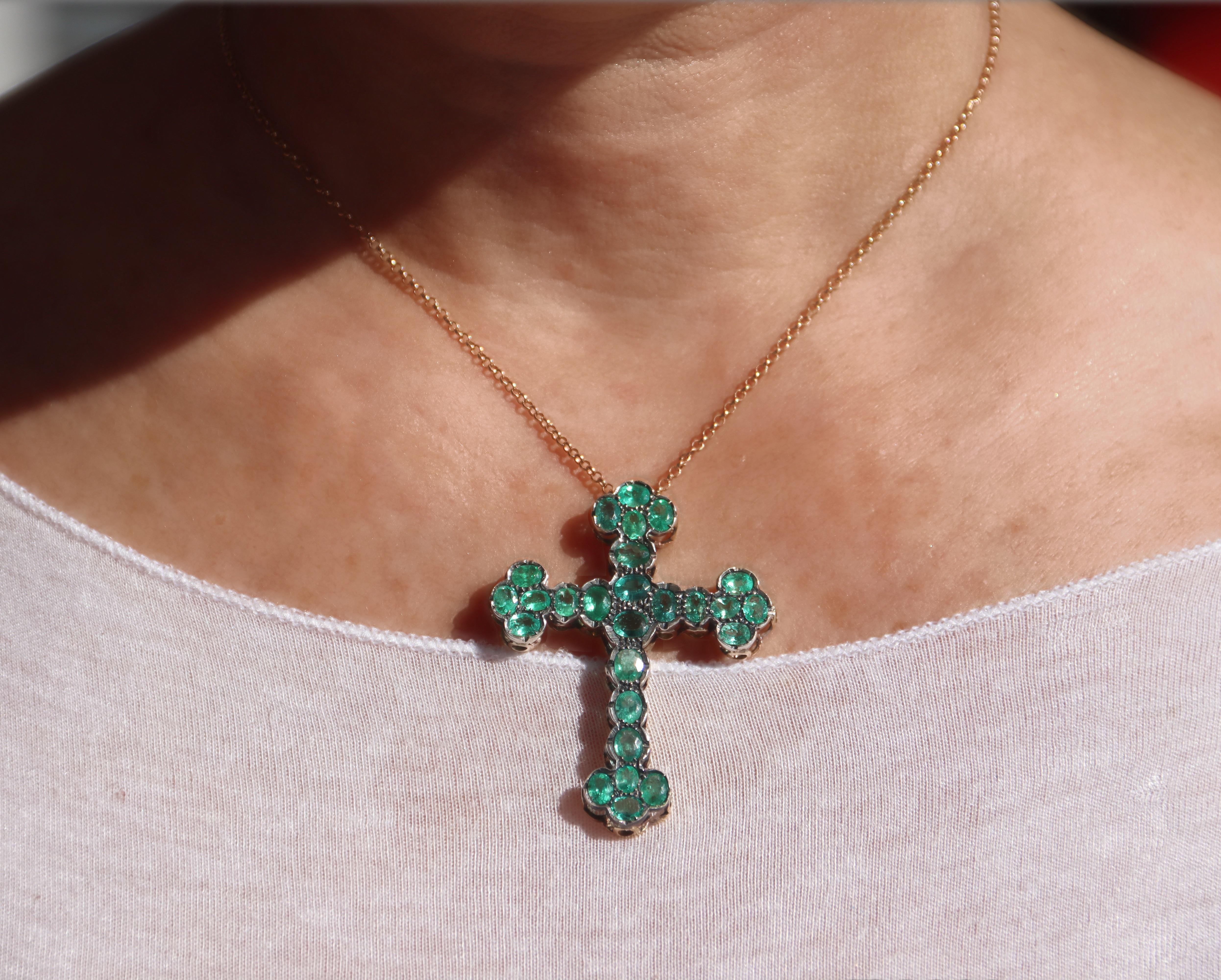 Collana con ciondolo a croce in oro giallo 9-14 Kt con smeraldi in vendita 1