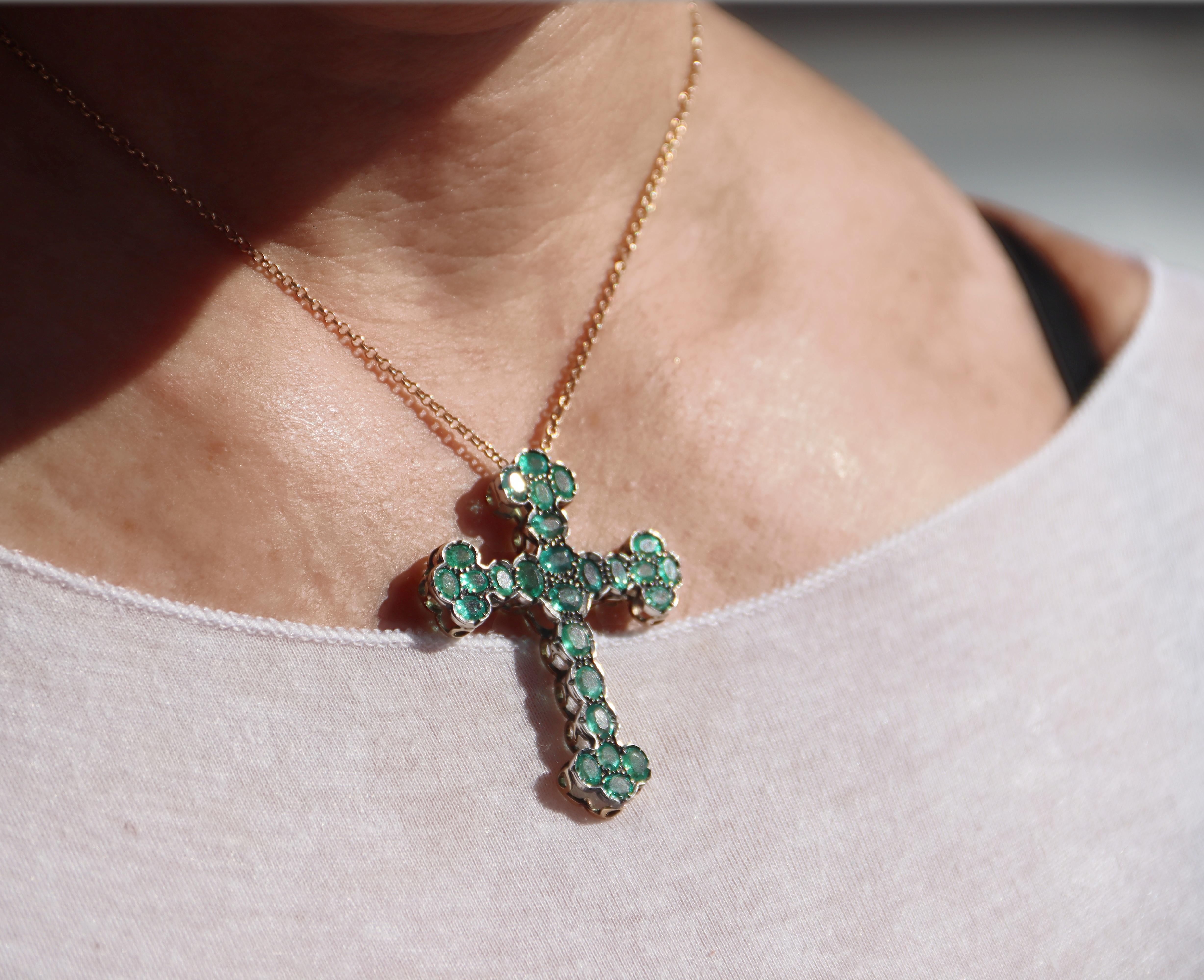 Collana con ciondolo a croce in oro giallo 9-14 Kt con smeraldi in vendita 2