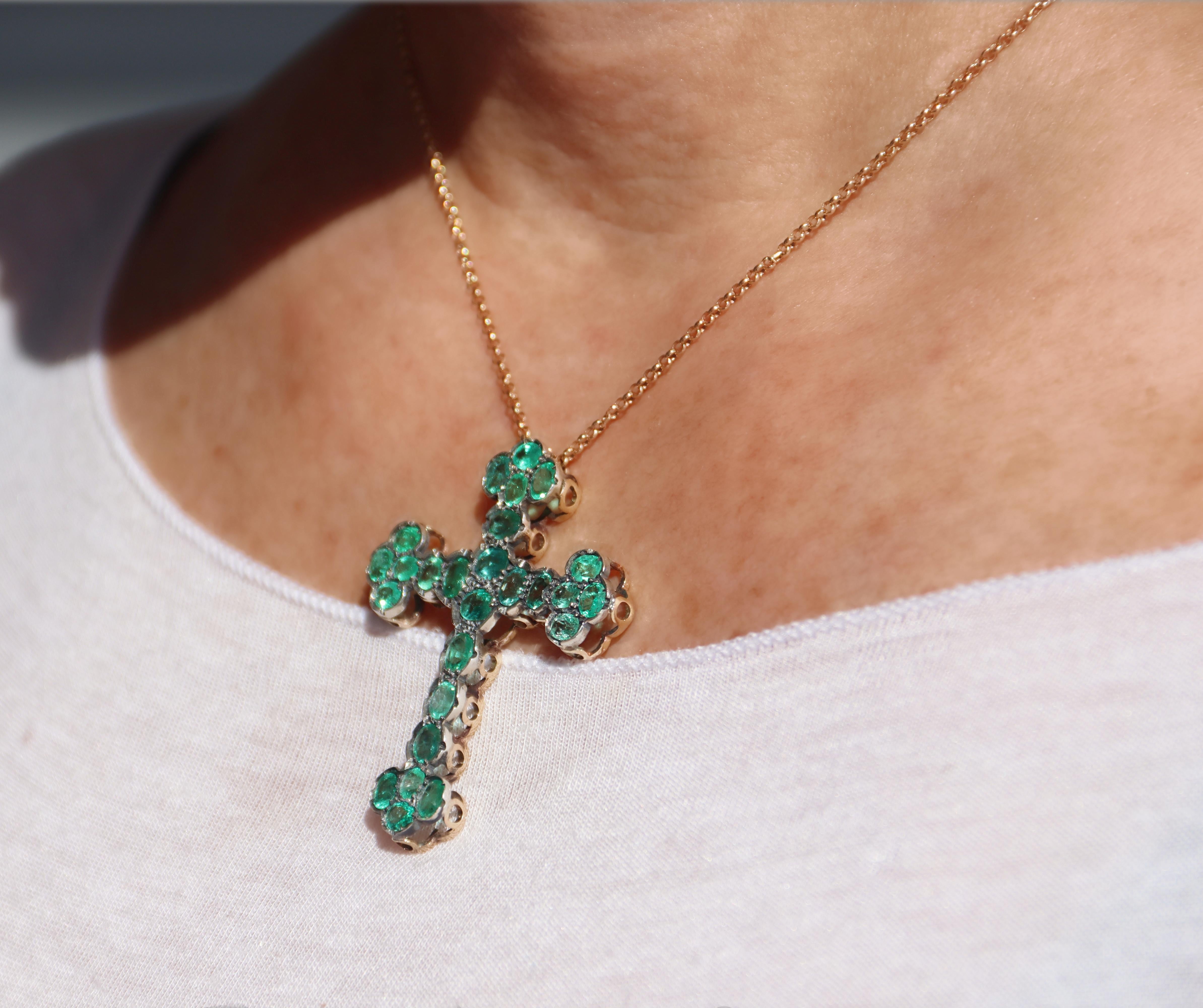 Collana con ciondolo a croce in oro giallo 9-14 Kt con smeraldi in vendita 3