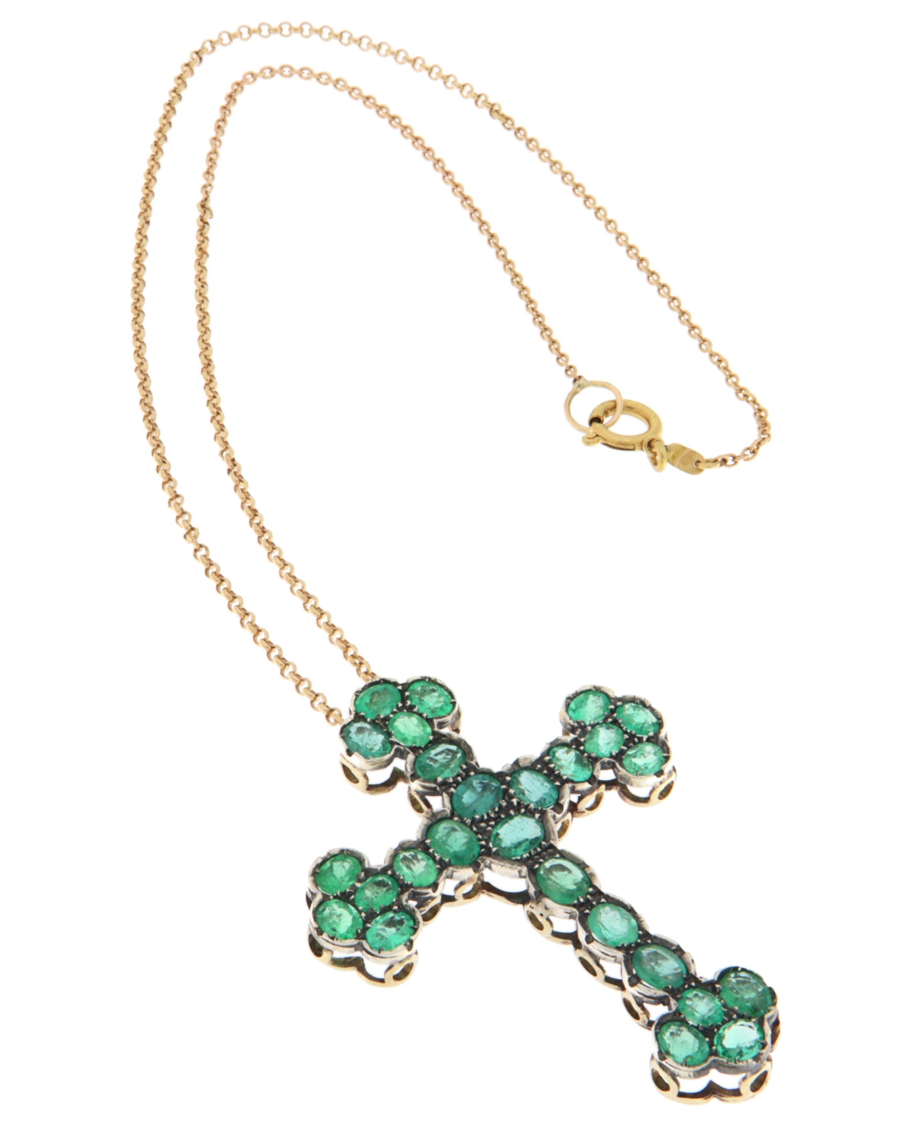 Sublime collier à pendentif croix en émeraude

Bijou d'une beauté et d'un héritage profonds, ce pendentif en forme de croix est un déploiement époustouflant de plus de six carats d'émeraudes naturelles, serties selon la tradition antique Revere de