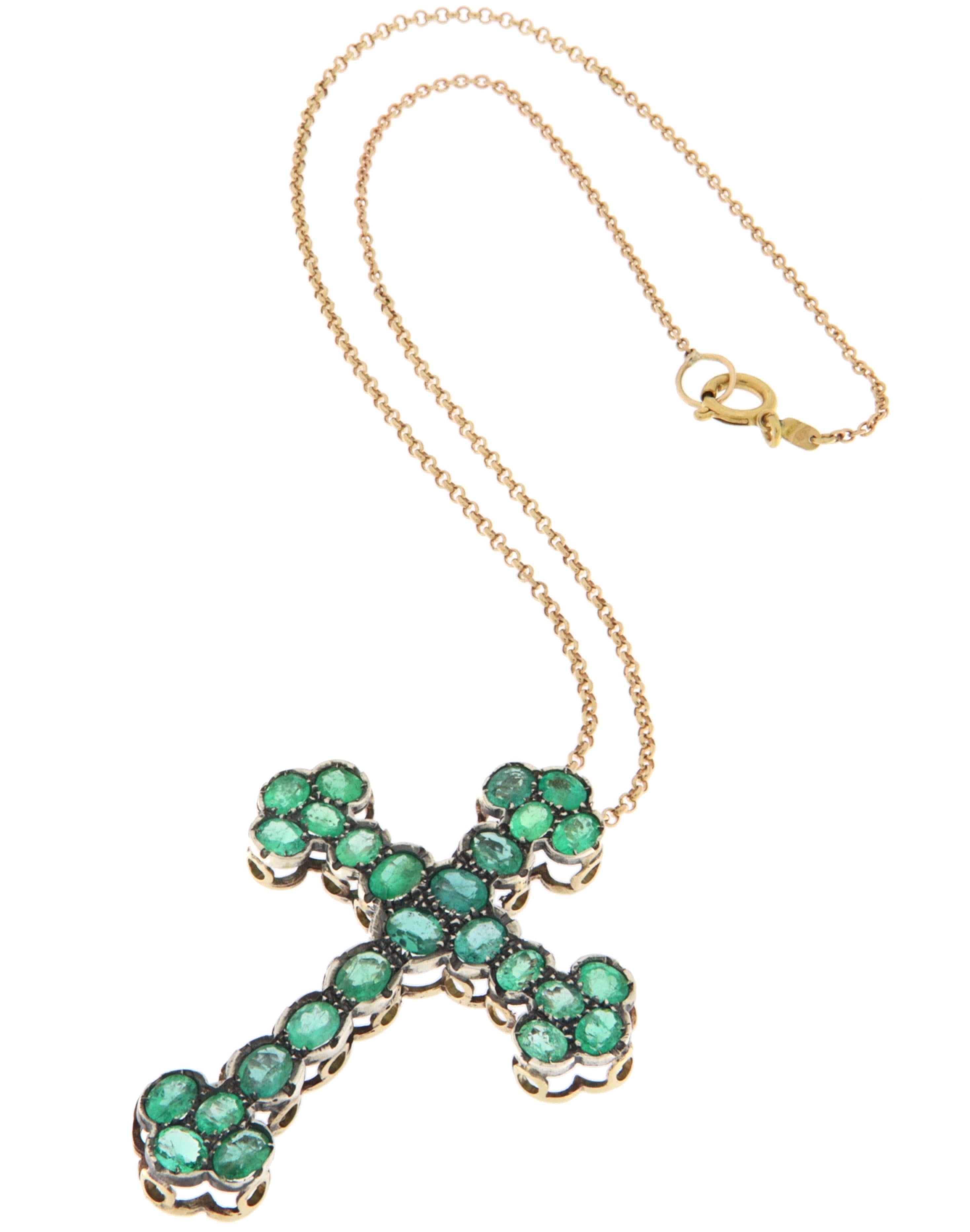 Artisan Collier croix en or jaune 9-14 Kt avec émeraudes en vente