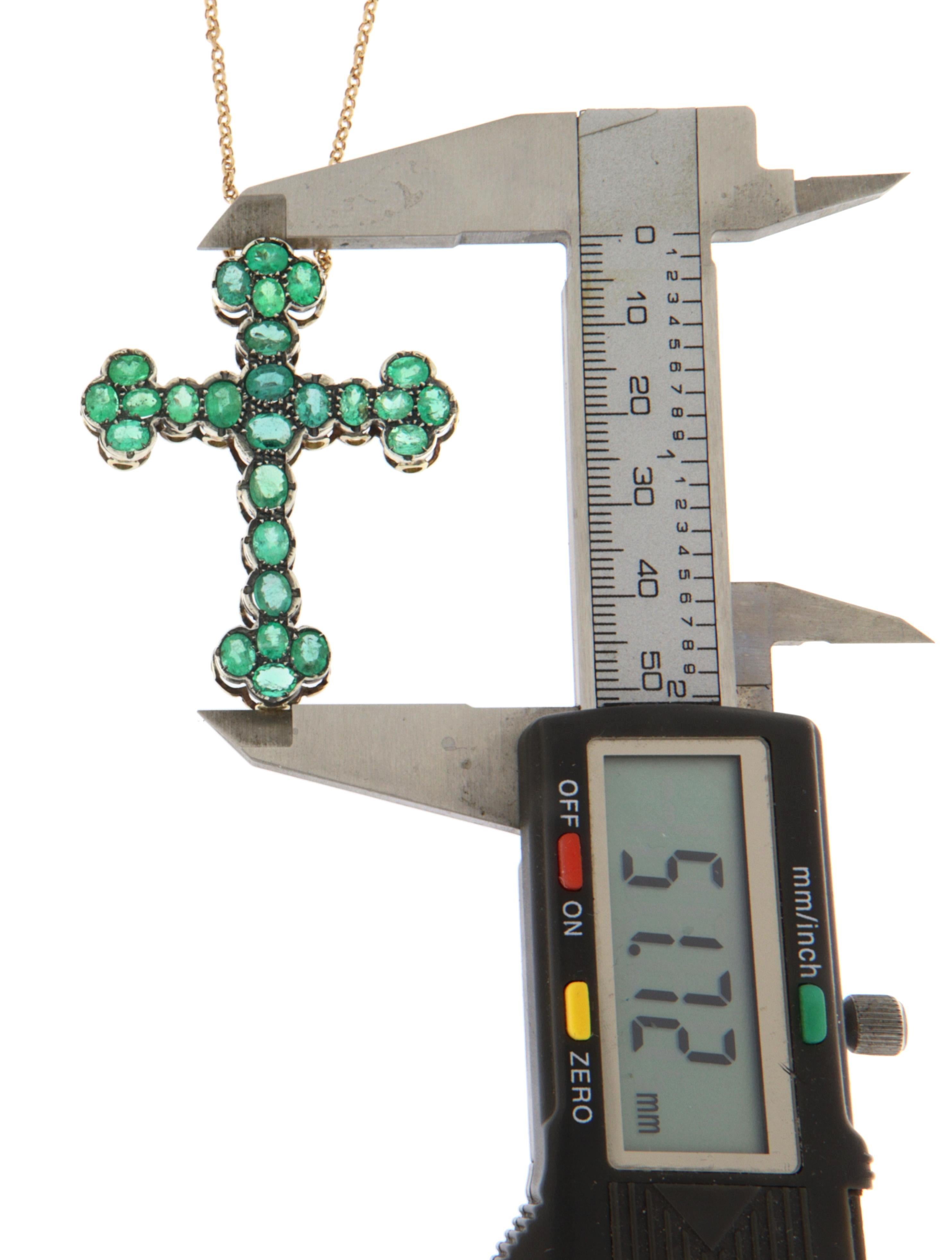 Taille émeraude Collier croix en or jaune 9-14 Kt avec émeraudes en vente