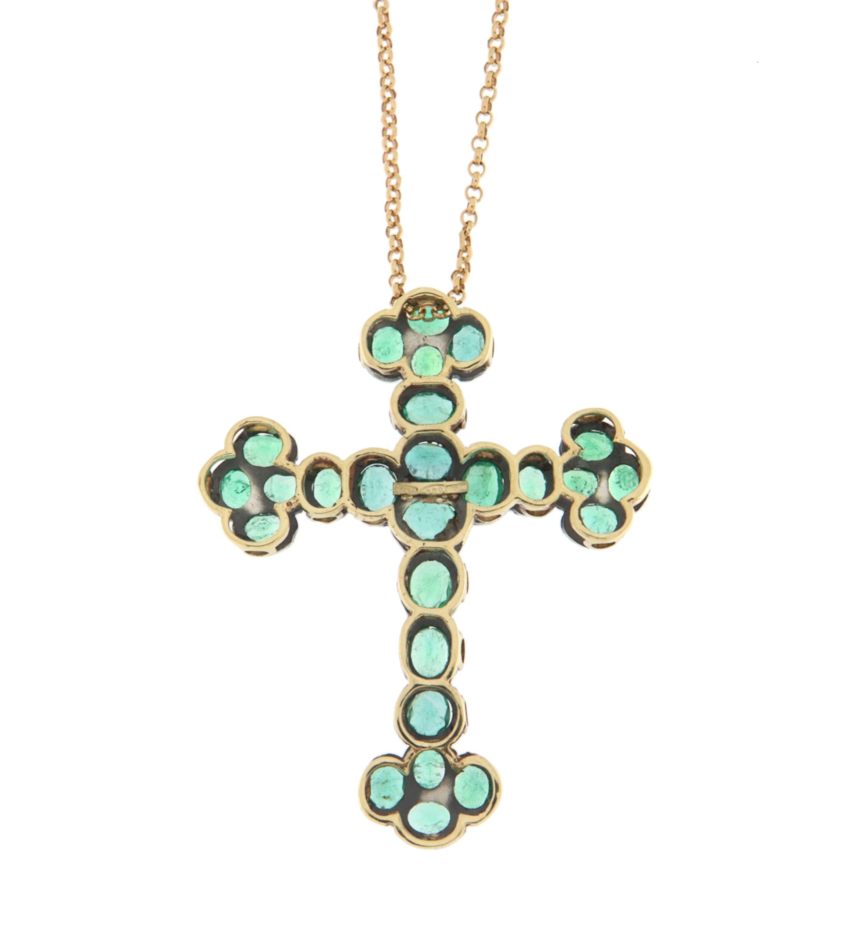 Collier croix en or jaune 9-14 Kt avec émeraudes Neuf - En vente à Marcianise, IT
