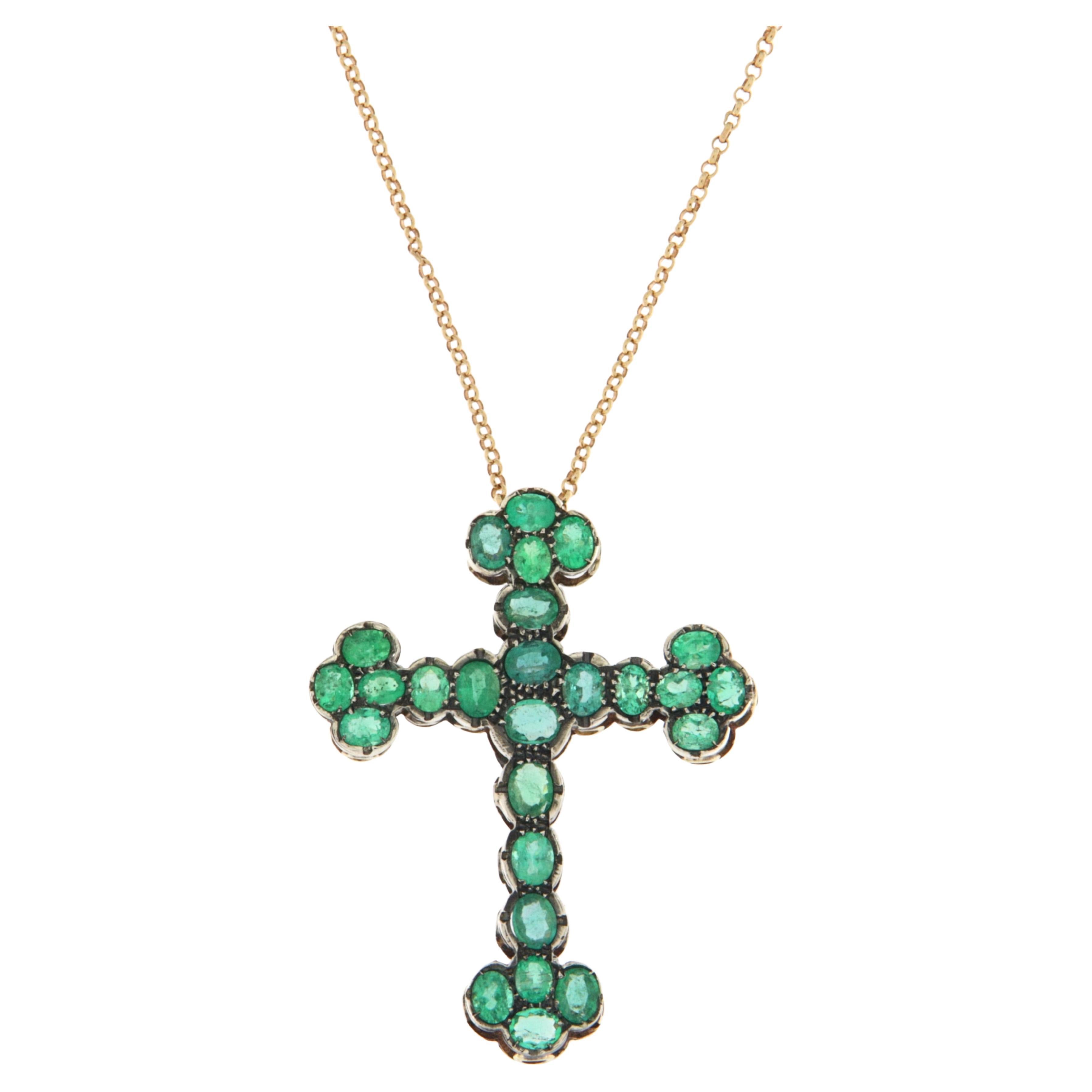 Collier croix en or jaune 9-14 Kt avec émeraudes