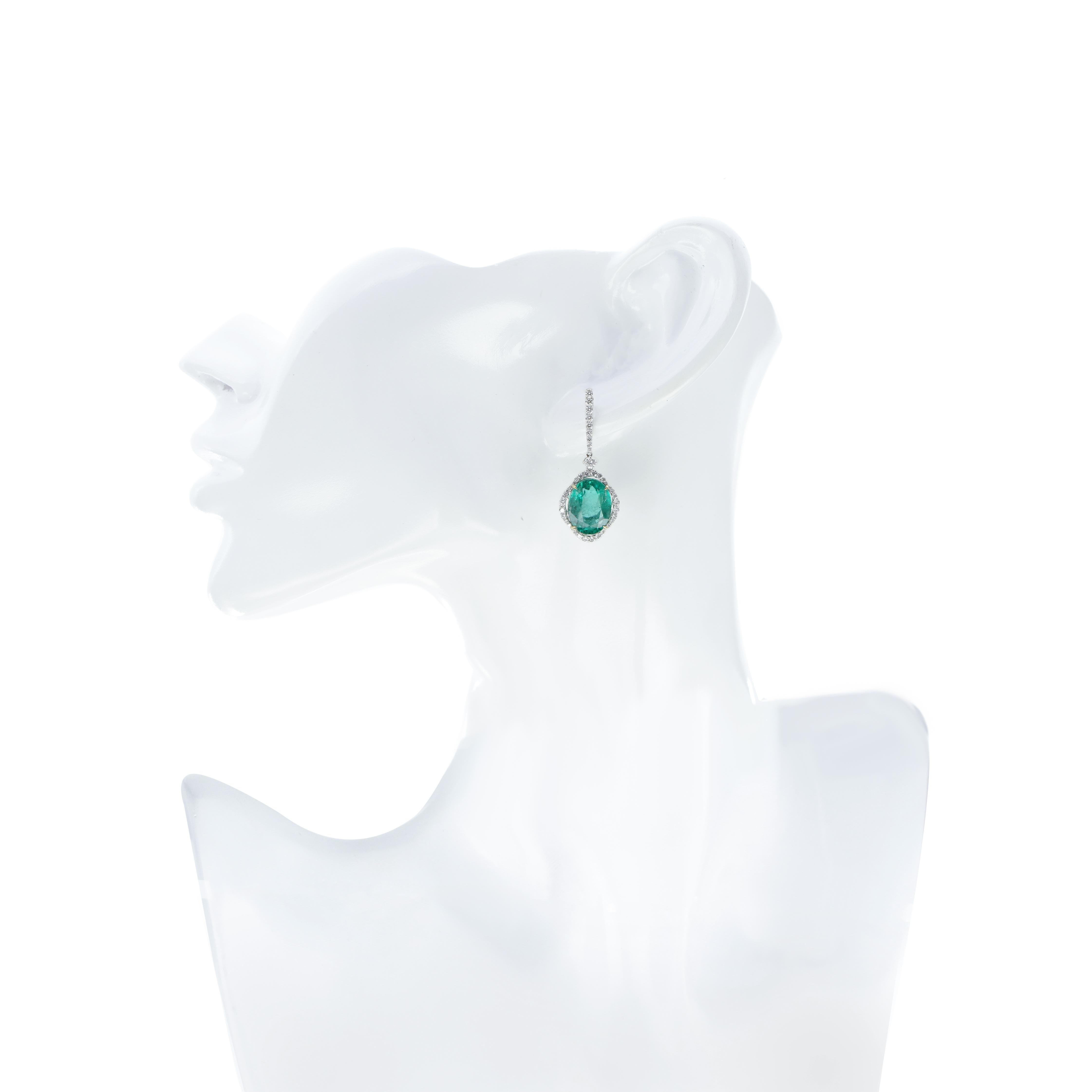  Emeralds and Daimond Drop Earrings in 18 Karat White Gold Hand-Craft Earring For Sale 1