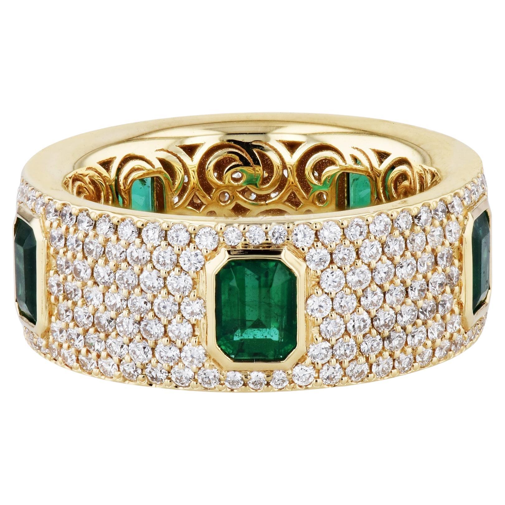 Eternity-Ring aus 18 Karat Gelbgold mit Smaragd und Diamant Pave