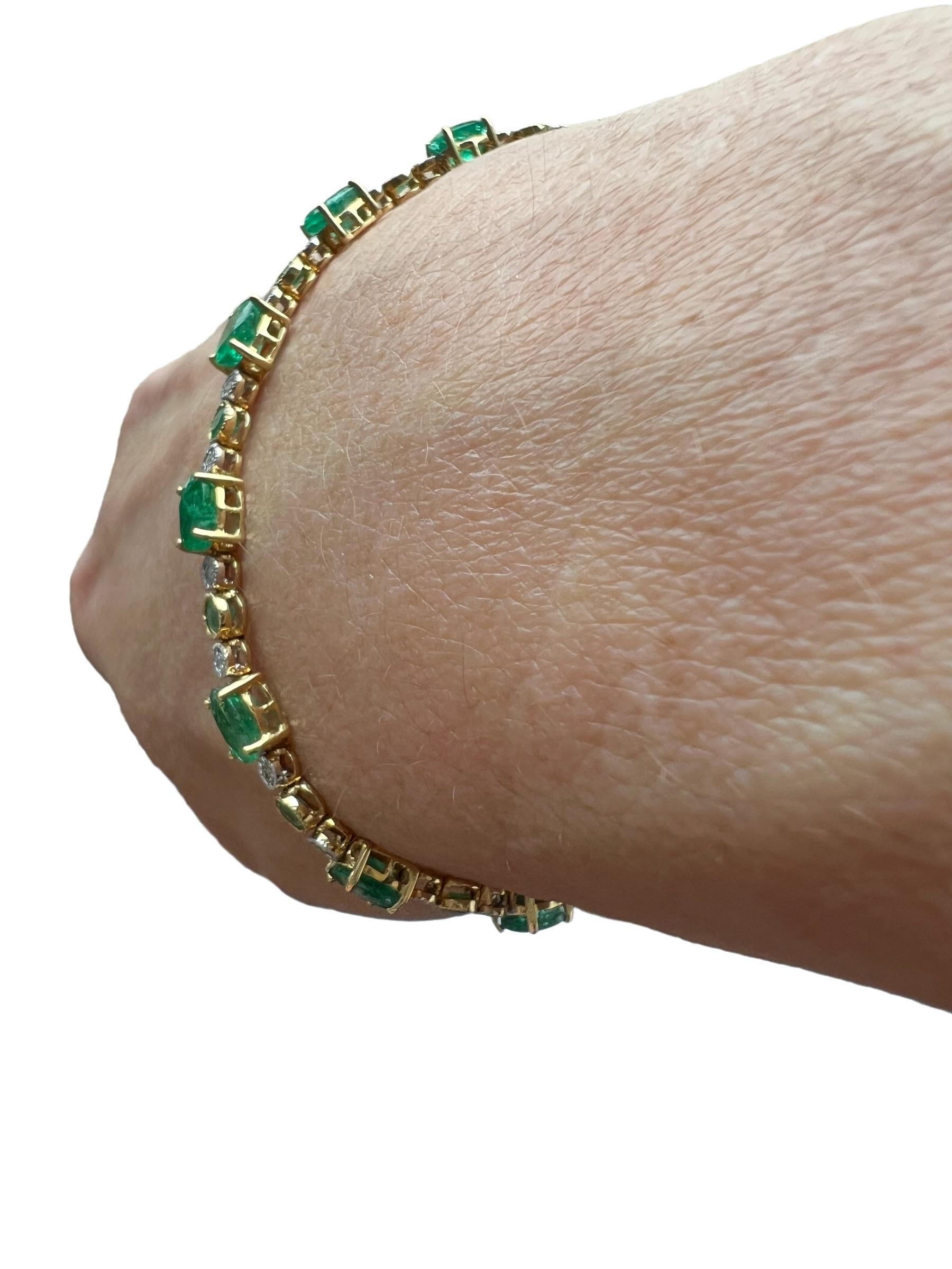 pulsera muy elegante con su cierre completo de seguridad en oro amarillo de 18 quilates engastada con esmeraldas de aproximadamente 7 quilates en total y pavimentada con diamantes de aproximadamente 0,30 quilates en total
peso total 6,80 gramos