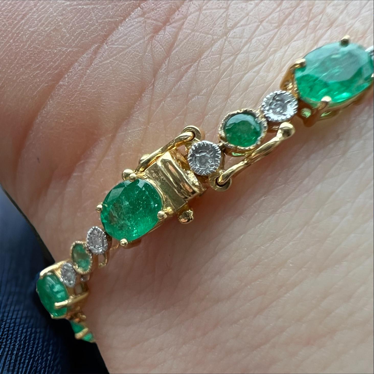 Pulsera de oro amarillo de 18 quilates con esmeraldas y diamantes en Bueno Estado en SAINT-OUEN-SUR-SEINE, FR