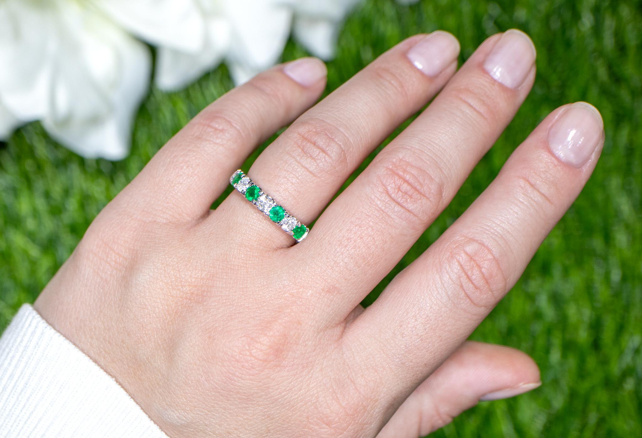 Contemporary Emeralds and Diamonds Band Ring 1.31 Carats 18K Gold For Sale