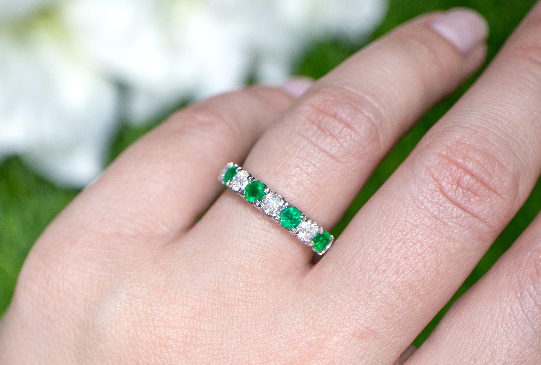 Round Cut Emeralds and Diamonds Band Ring 1.31 Carats 18K Gold For Sale