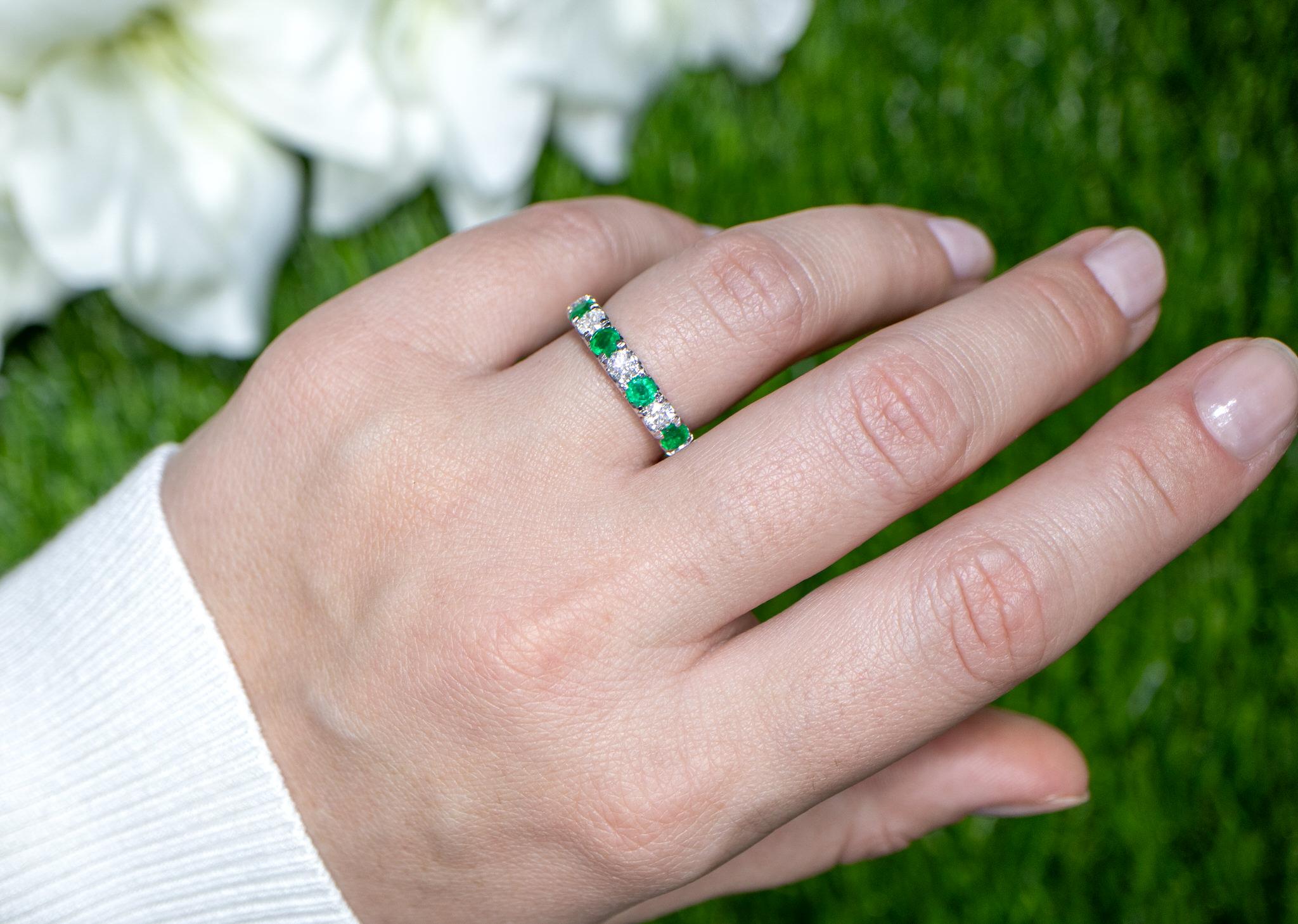 Emeralds and Diamonds Band Ring 1.31 Carats 18K Gold In Excellent Condition For Sale In Laguna Niguel, CA
