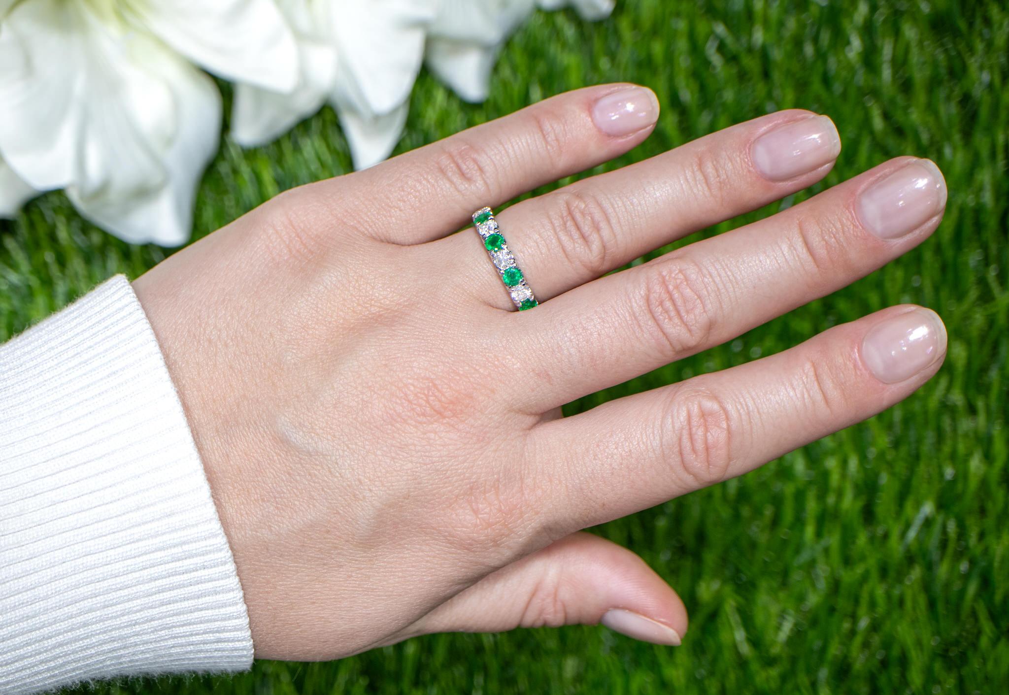Women's or Men's Emeralds and Diamonds Band Ring 1.31 Carats 18K Gold For Sale