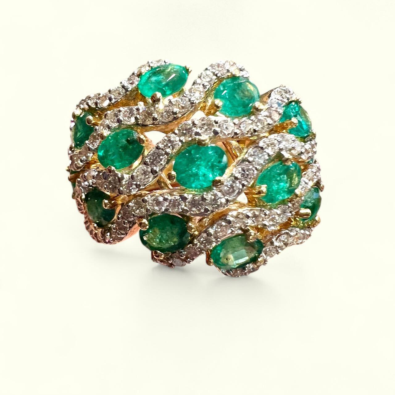 Emeralds and diamonds in 18-carat gold ring For Sale 4