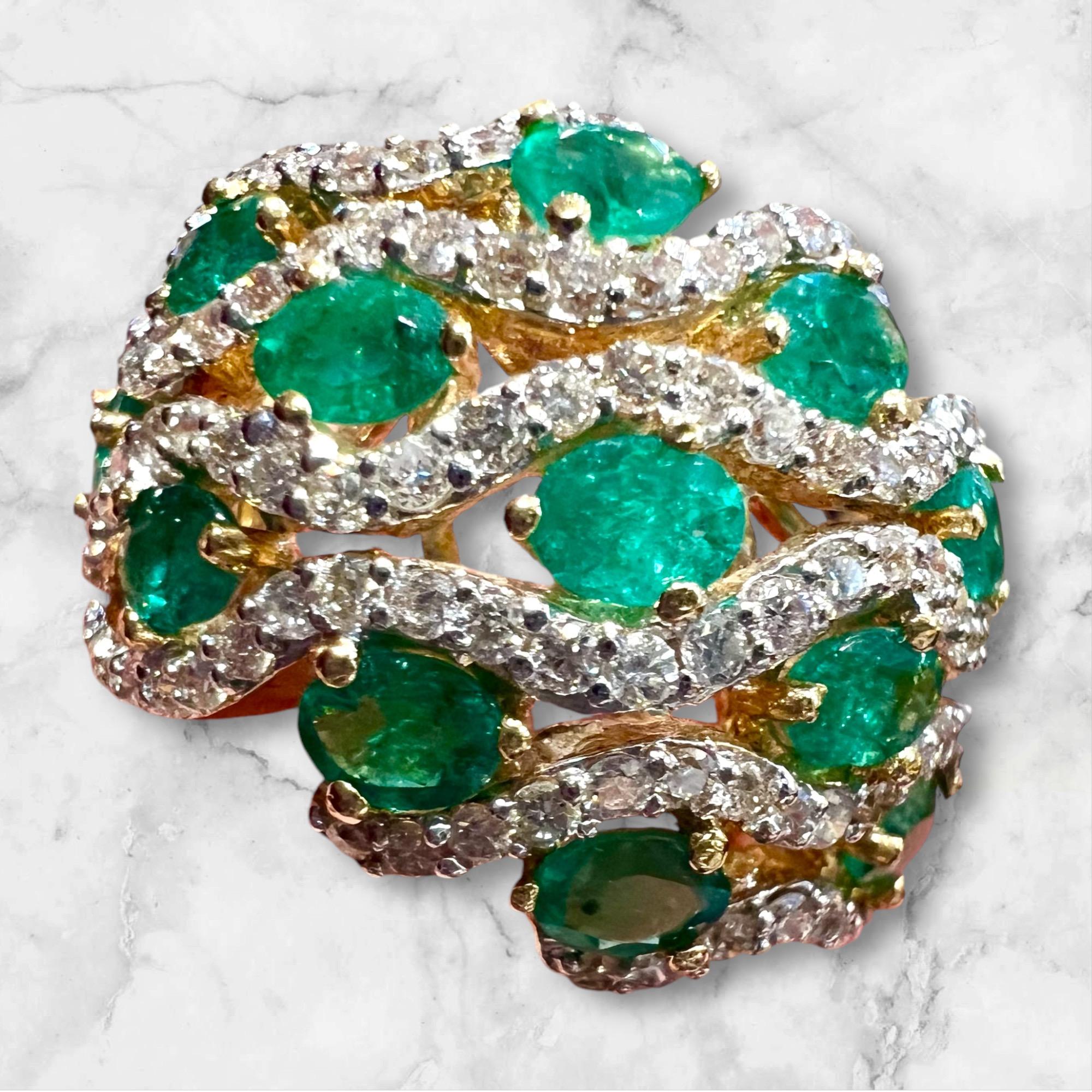 Emeralds and diamonds in 18-carat gold ring For Sale 5