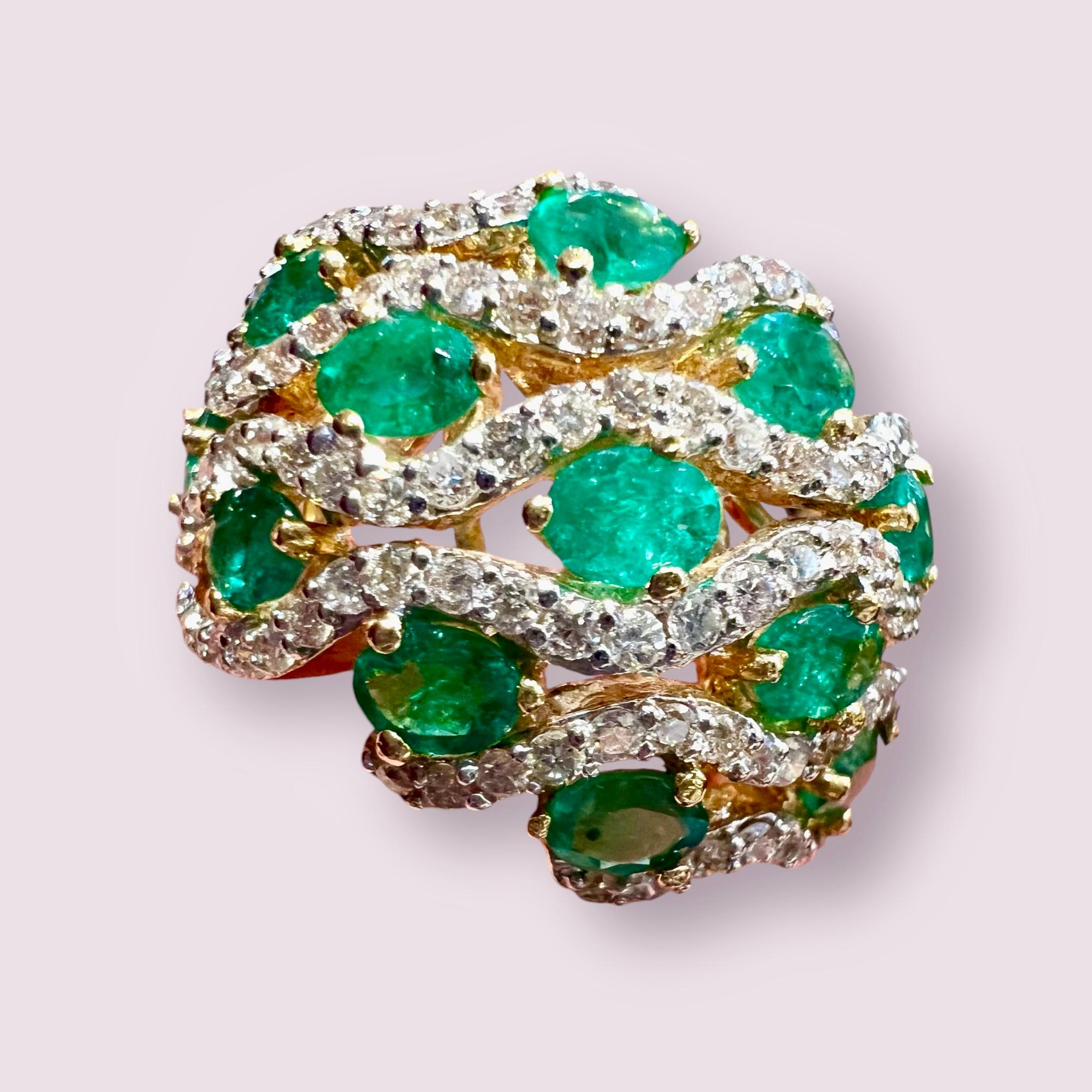 Emeralds and diamonds in 18-carat gold ring For Sale 6
