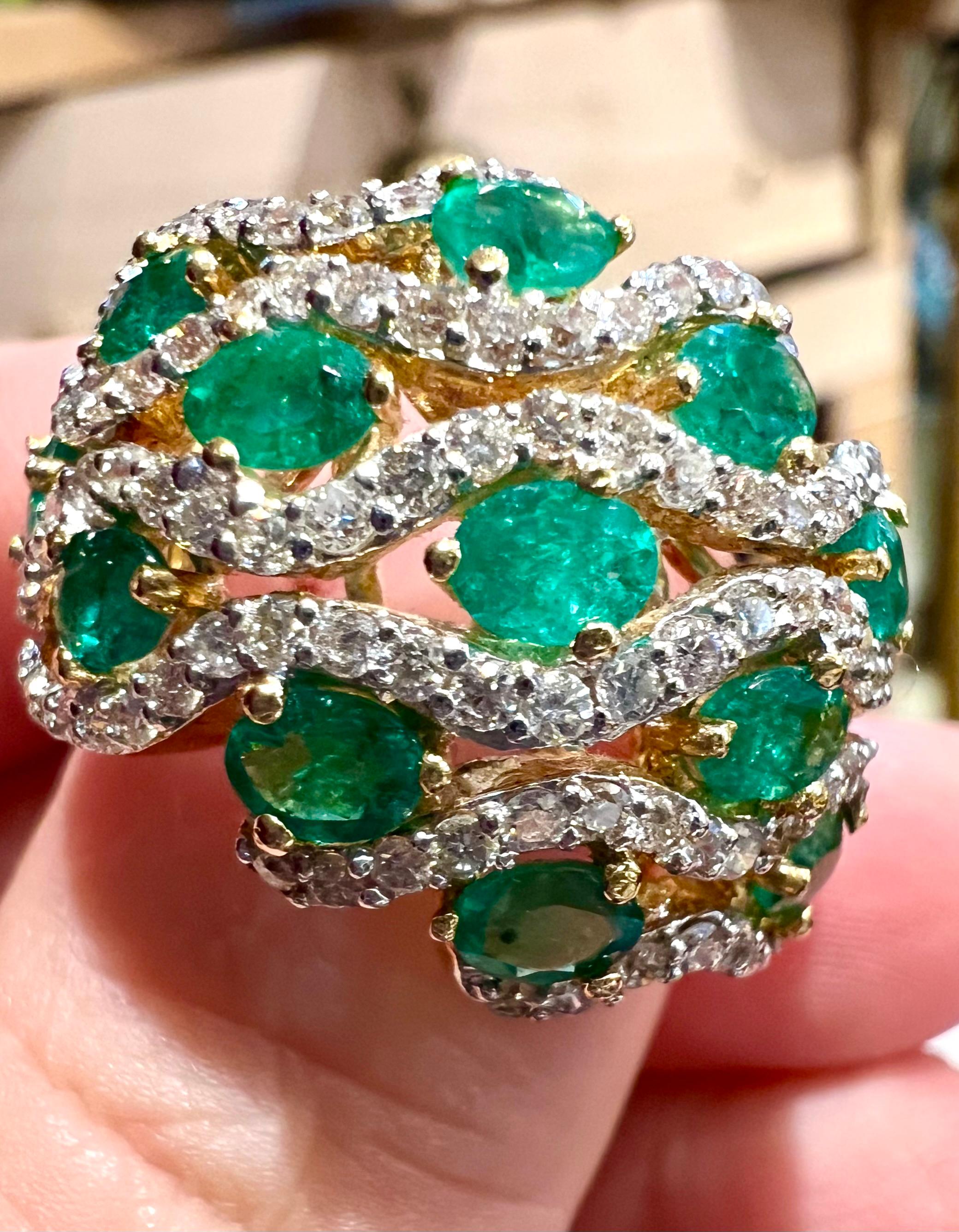 Emeralds and diamonds in 18-carat gold ring For Sale 7