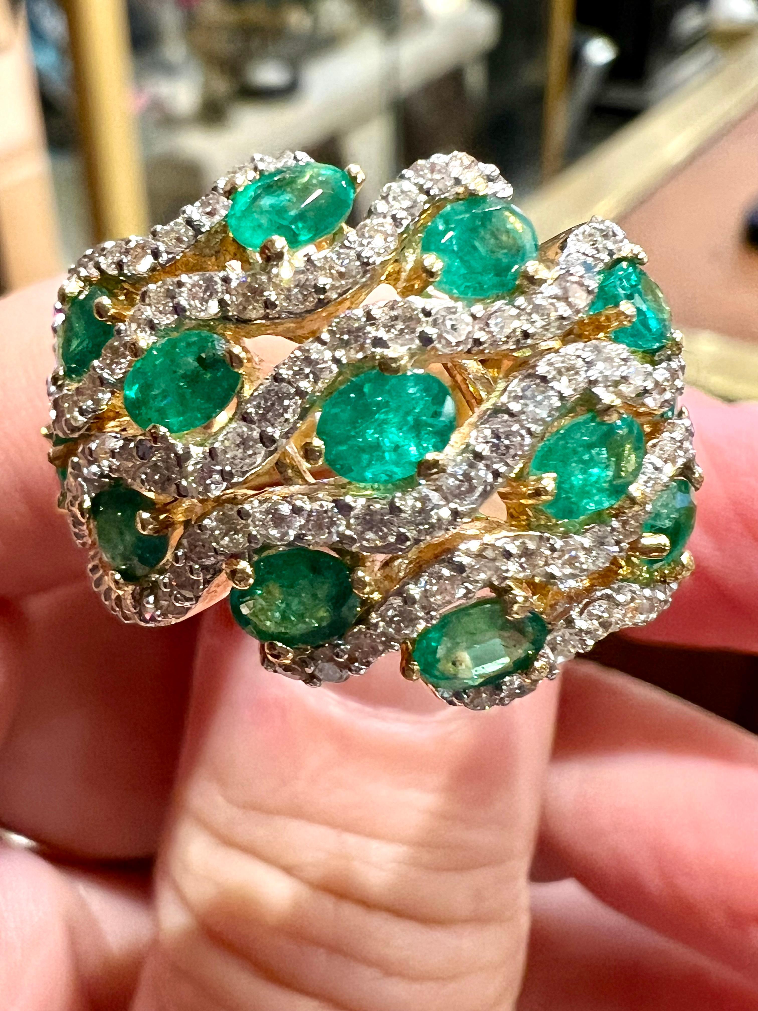 Emeralds and diamonds in 18-carat gold ring For Sale 9