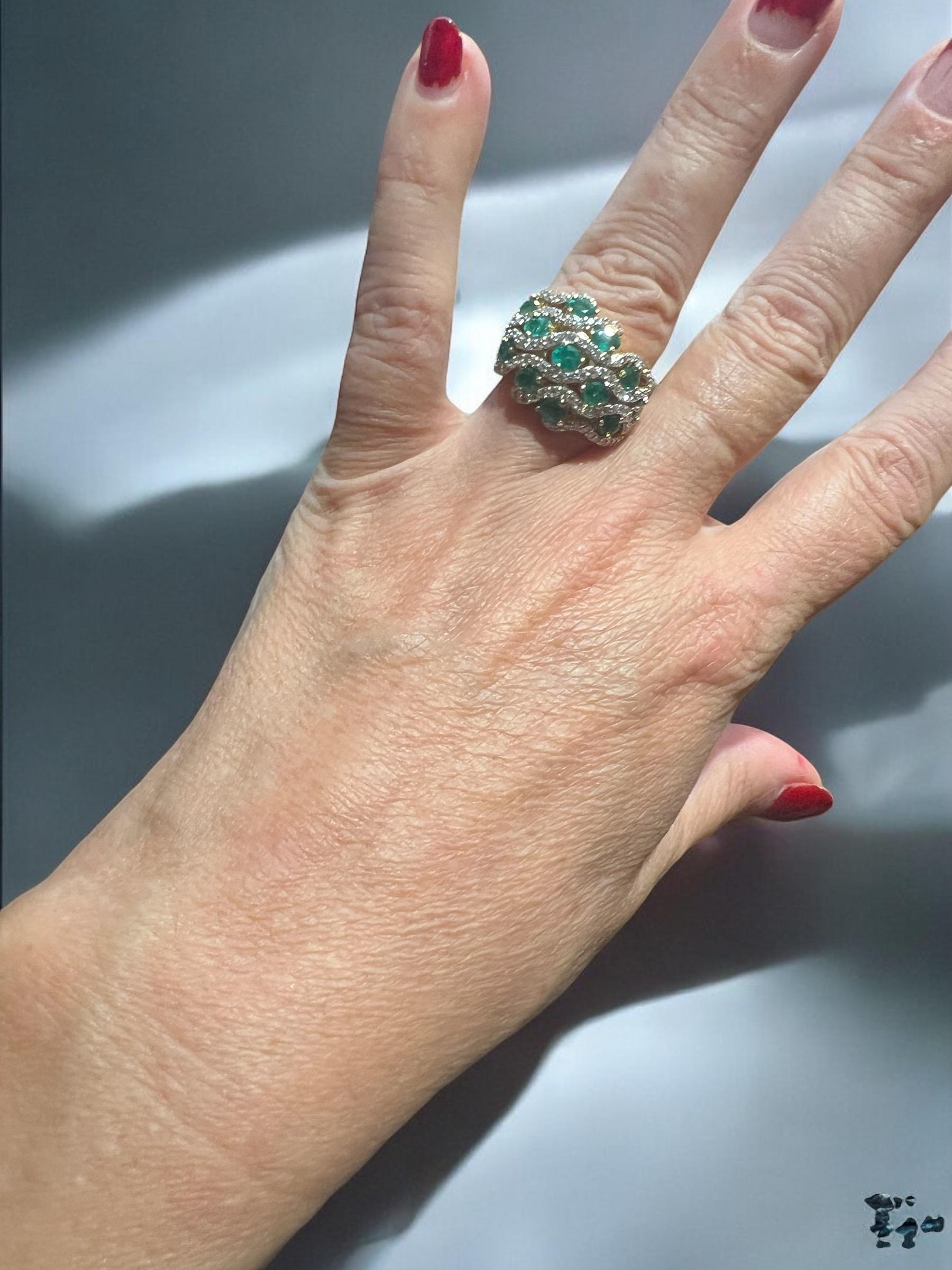 Superb ring in 18-carat yellow gold,
set with 13 faceted oval emeralds for a total of 2.17 carats
and pave diamonds for 1.22 ct
Total weight :11.20 gr
size 56 , 
resizing offered .