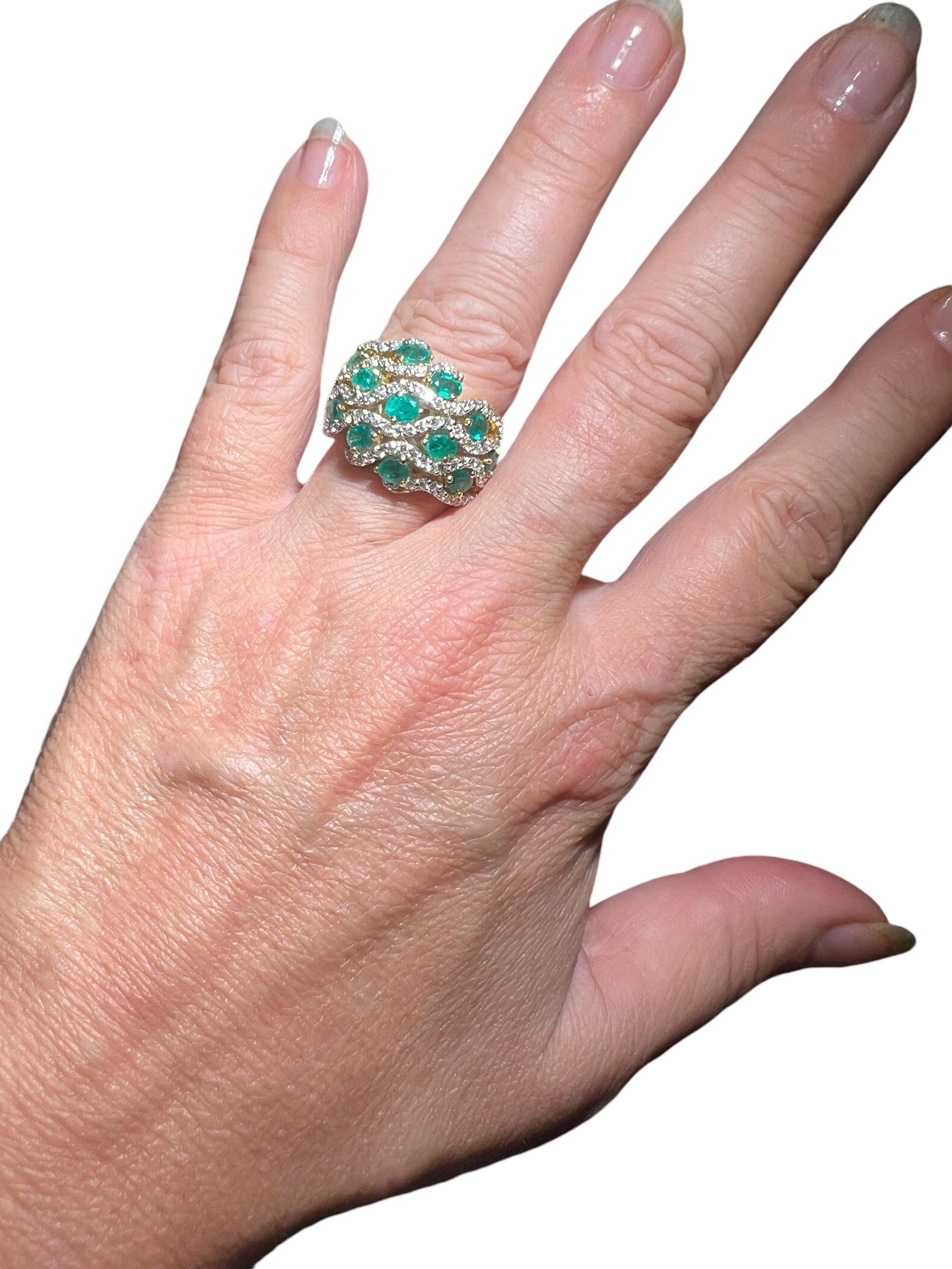 Modern Emeralds and diamonds in 18-carat gold ring For Sale